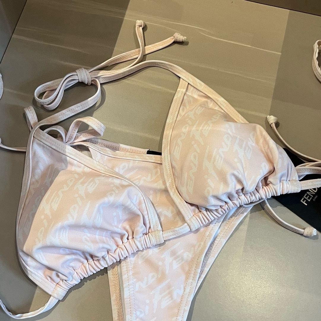  🆕
FD芬迪比基尼👙❤️😍🥰适合多种场景的游泳衣🏊‍♀️海边 游泳池 温泉 水上乐园 漂流都可以😌内搭