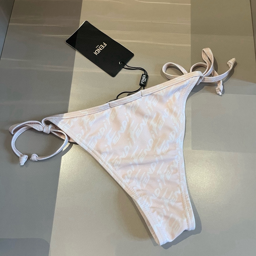  🆕
FD芬迪比基尼👙❤️😍🥰适合多种场景的游泳衣🏊‍♀️海边 游泳池 温泉 水上乐园 漂流都可以😌内搭