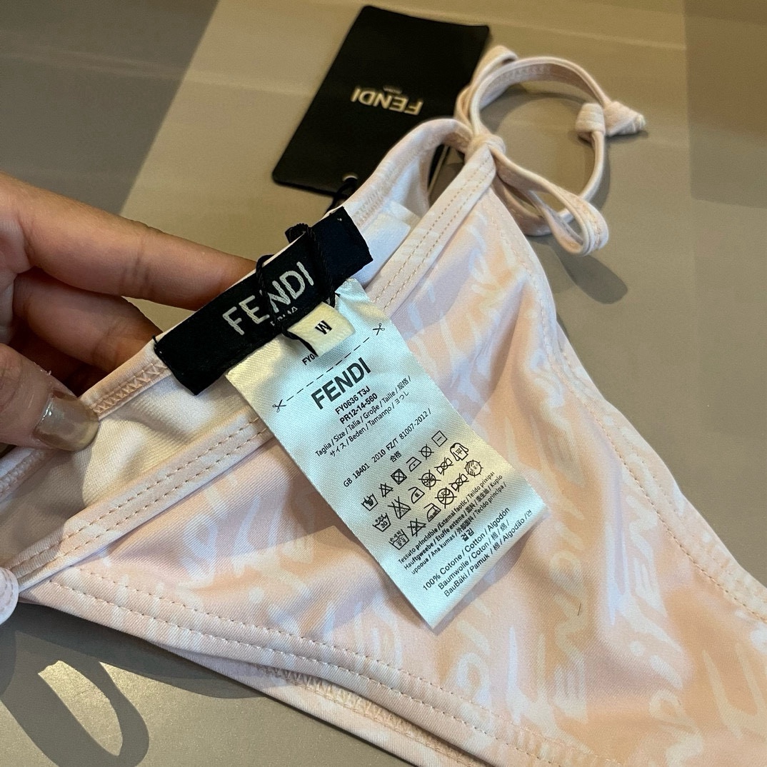  🆕
FD芬迪比基尼👙❤️😍🥰适合多种场景的游泳衣🏊‍♀️海边 游泳池 温泉 水上乐园 漂流都可以😌内搭