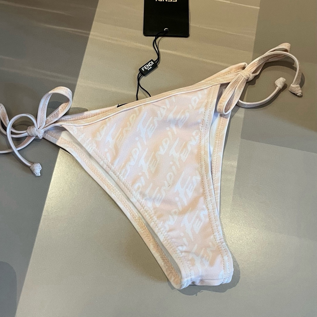  🆕
FD芬迪比基尼👙❤️😍🥰适合多种场景的游泳衣🏊‍♀️海边 游泳池 温泉 水上乐园 漂流都可以😌内搭
