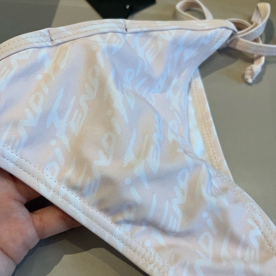  🆕
FD芬迪比基尼👙❤️😍🥰适合多种场景的游泳衣🏊‍♀️海边 游泳池 温泉 水上乐园 漂流都可以😌内搭
