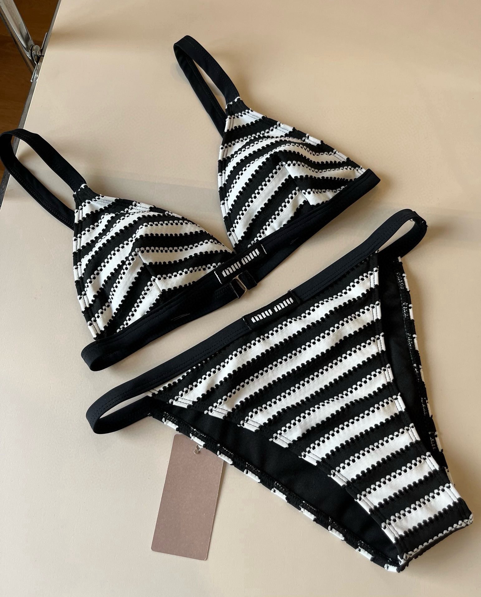。
MiuMiu缪缪官方新款泳衣比基尼👙，高端定制，S M L XL