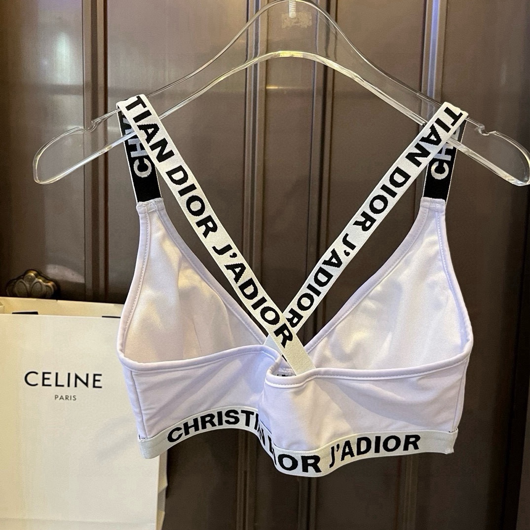 。
Dior迪奥分体套装泳衣👙 上身超级棒！同步各大专柜发售，自然而然呈现时尚感！十分减龄，具有年轻活力