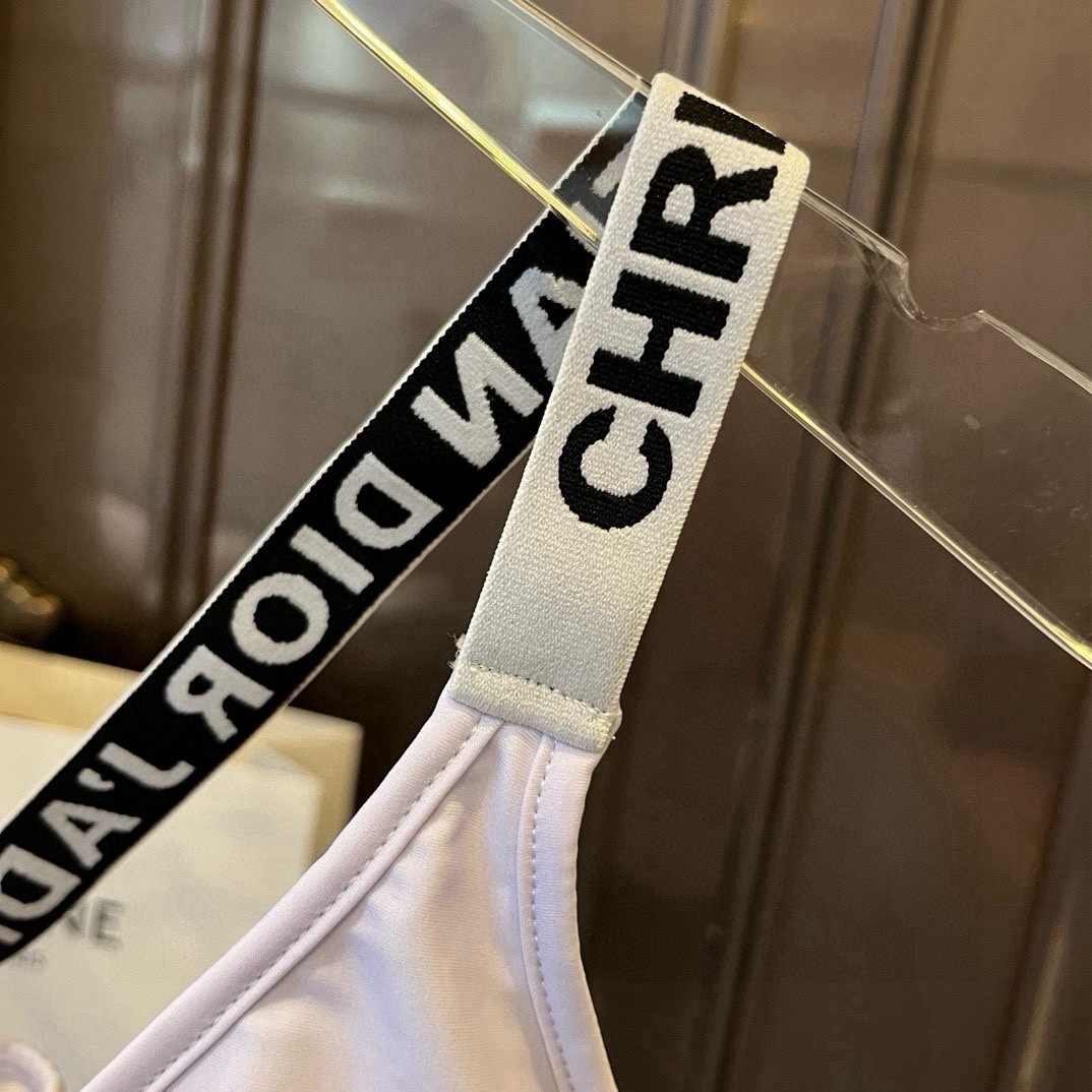。
Dior迪奥分体套装泳衣👙 上身超级棒！同步各大专柜发售，自然而然呈现时尚感！十分减龄，具有年轻活力