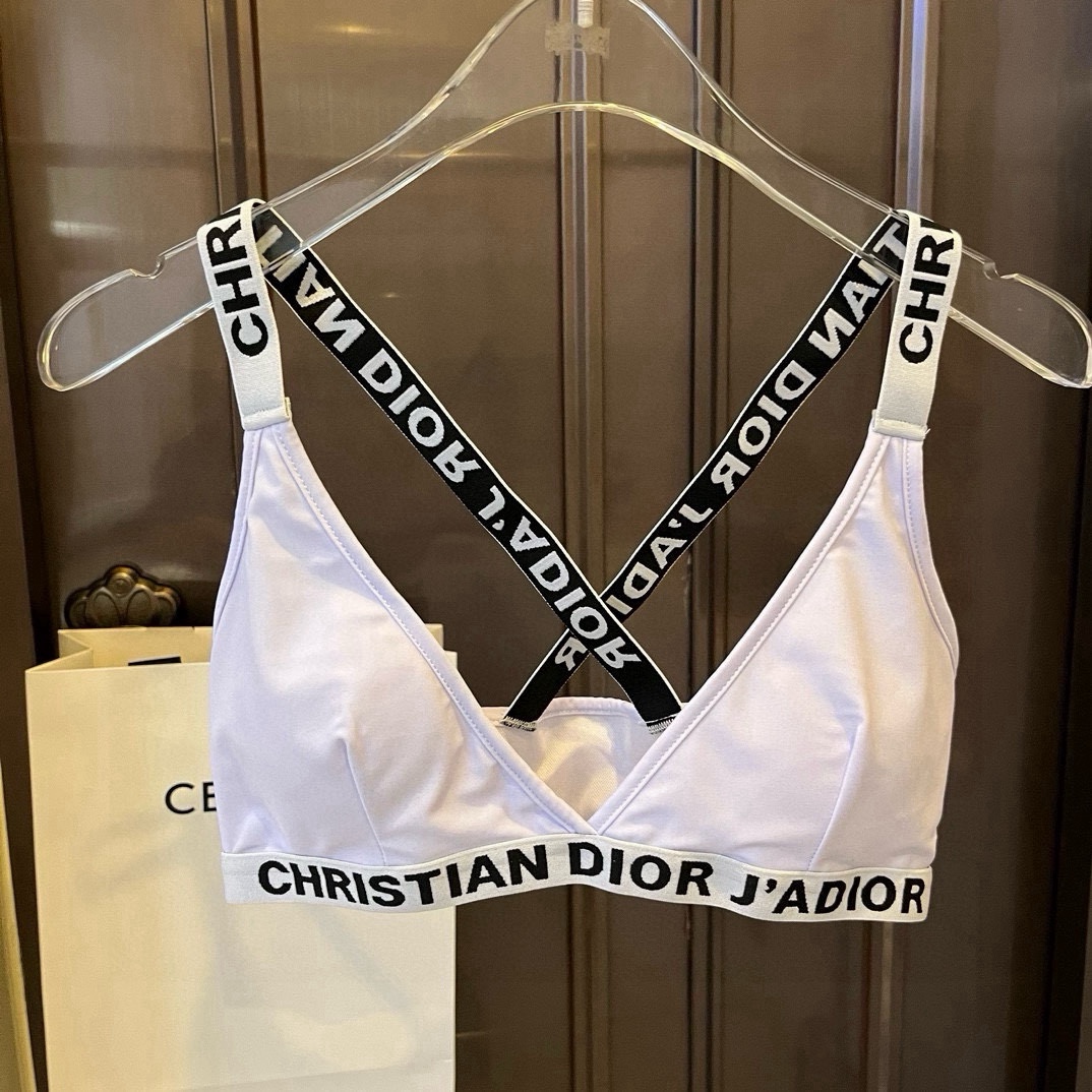 。
Dior迪奥分体套装泳衣👙 上身超级棒！同步各大专柜发售，自然而然呈现时尚感！十分减龄，具有年轻活力
