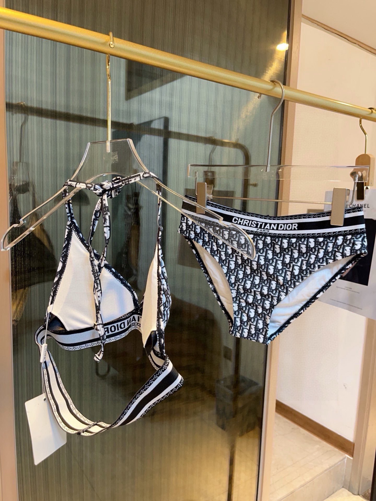  🆕
Dior迪奥比基尼👙
🛒🆕 🆕🆕，夏天🧊快到啦，这件泳衣太绝了，上身超A，又纯又欲🛍非常高级，泳衣