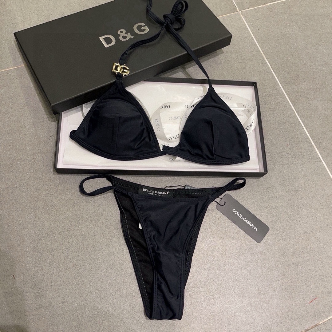  🆕
DG比基尼👙 上身超级棒！同步各大专柜发售，自然而然呈现时尚感！十分减龄，具有年轻活力。 
码数：