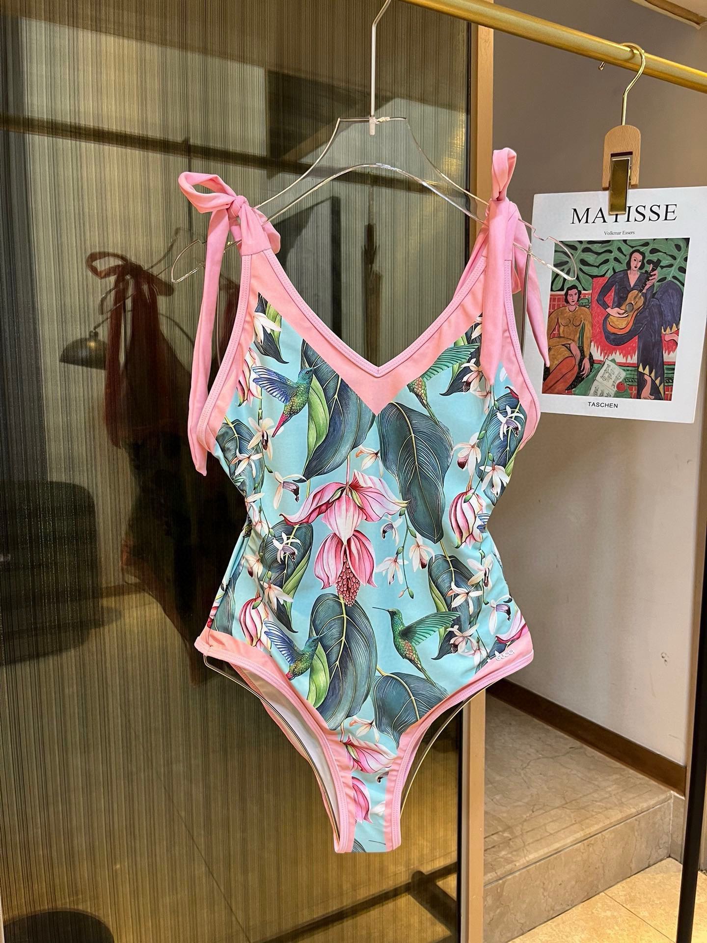 。
Gucci古奇新款连体泳衣  😍🥰适合多种场景的游泳衣🏊‍♀️海边 游泳池 温泉 水上乐园 漂流都可