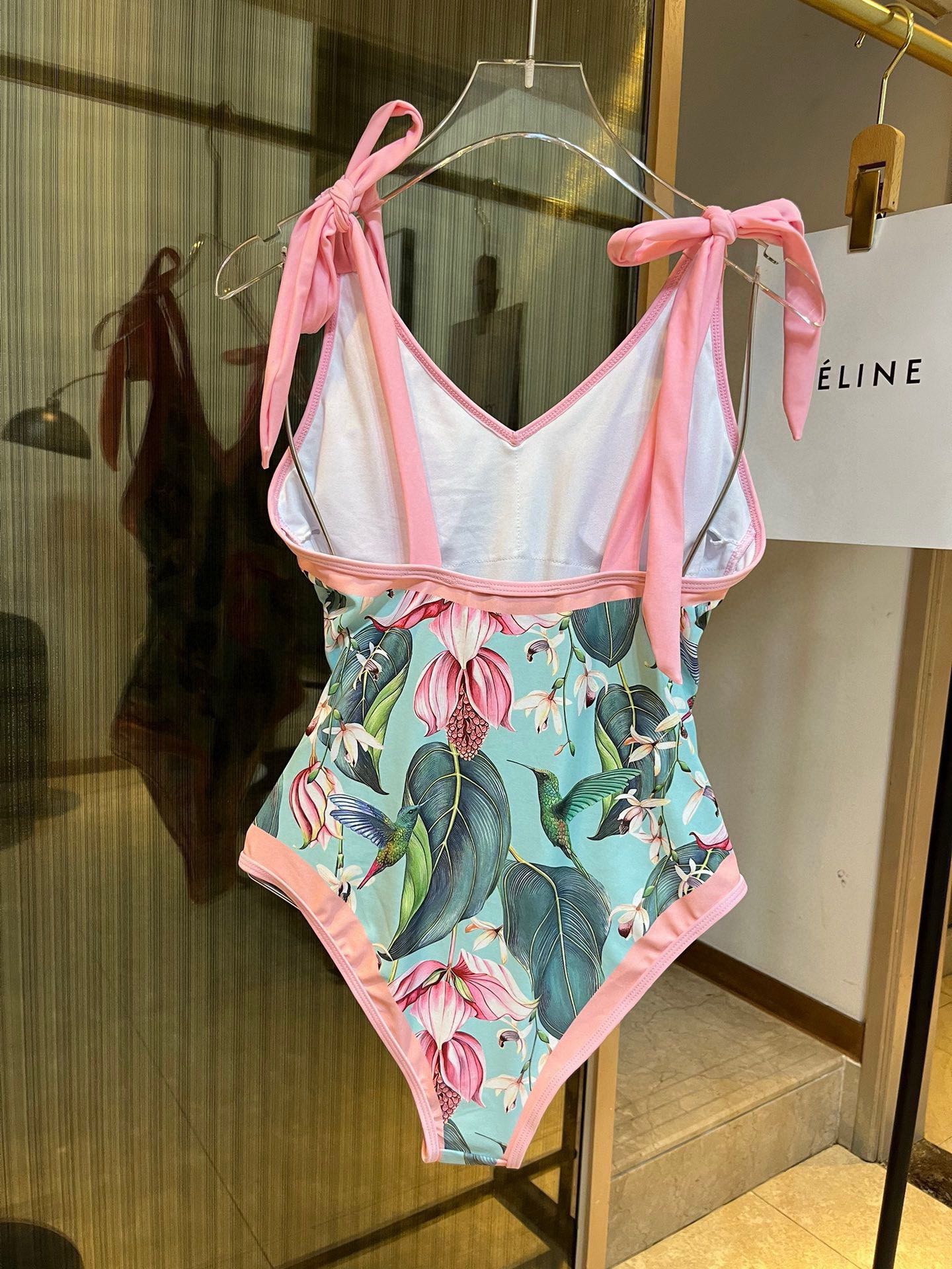 。
Gucci古奇新款连体泳衣  😍🥰适合多种场景的游泳衣🏊‍♀️海边 游泳池 温泉 水上乐园 漂流都可