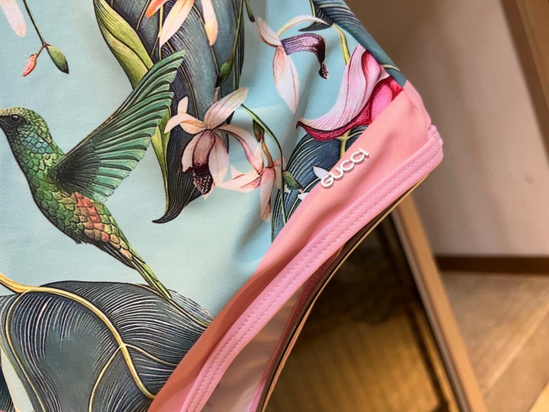 。
Gucci古奇新款连体泳衣  😍🥰适合多种场景的游泳衣🏊‍♀️海边 游泳池 温泉 水上乐园 漂流都可