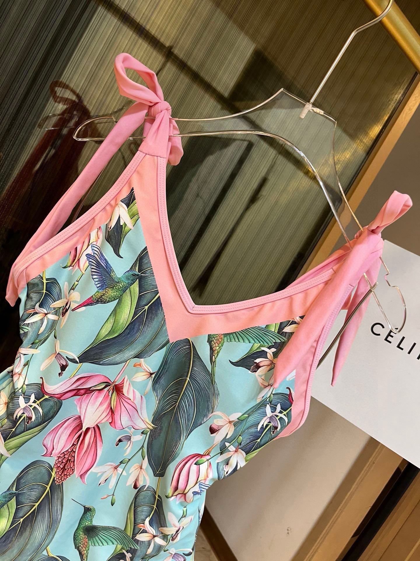 。
Gucci古奇新款连体泳衣  😍🥰适合多种场景的游泳衣🏊‍♀️海边 游泳池 温泉 水上乐园 漂流都可
