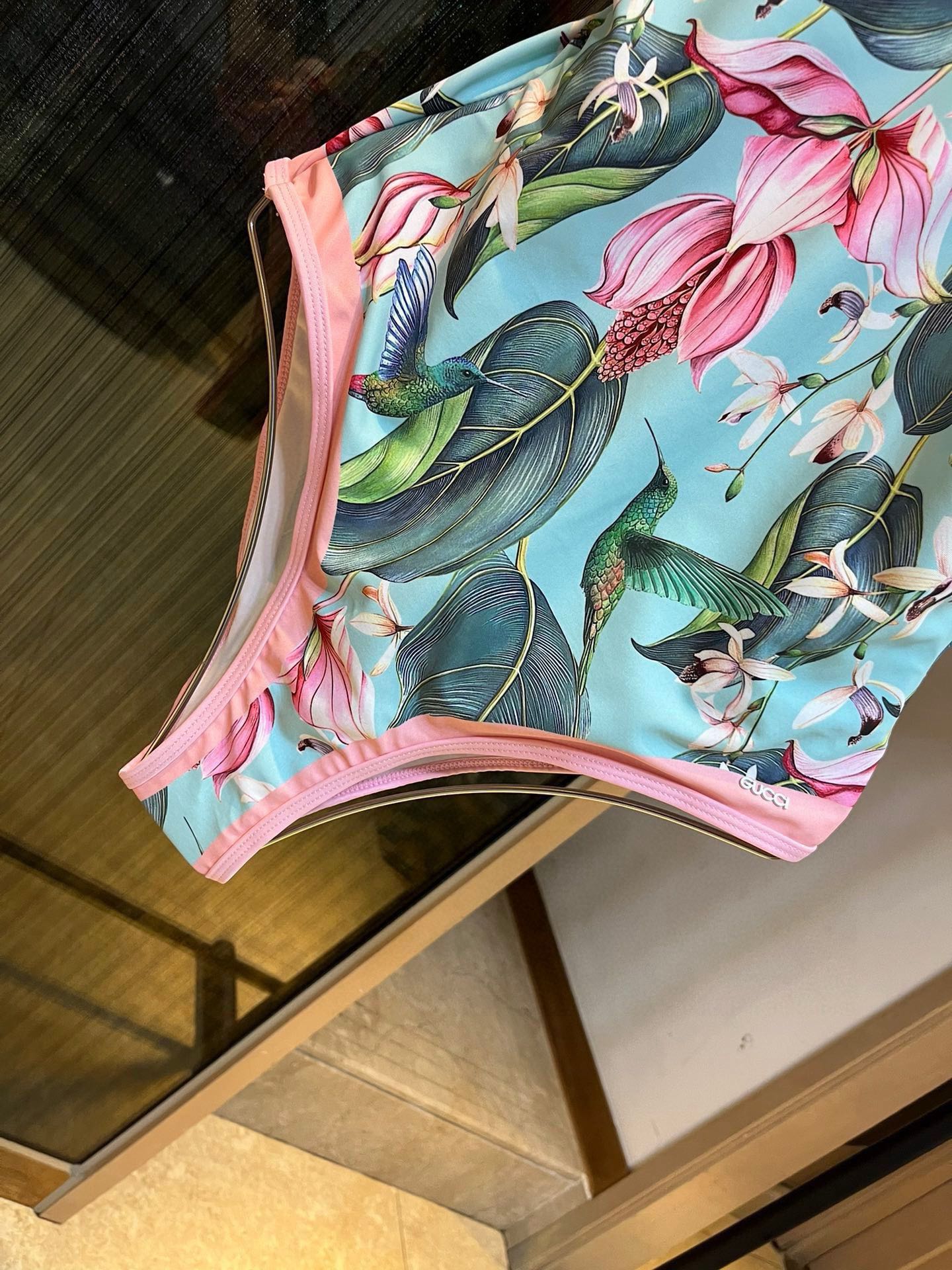 。
Gucci古奇新款连体泳衣  😍🥰适合多种场景的游泳衣🏊‍♀️海边 游泳池 温泉 水上乐园 漂流都可