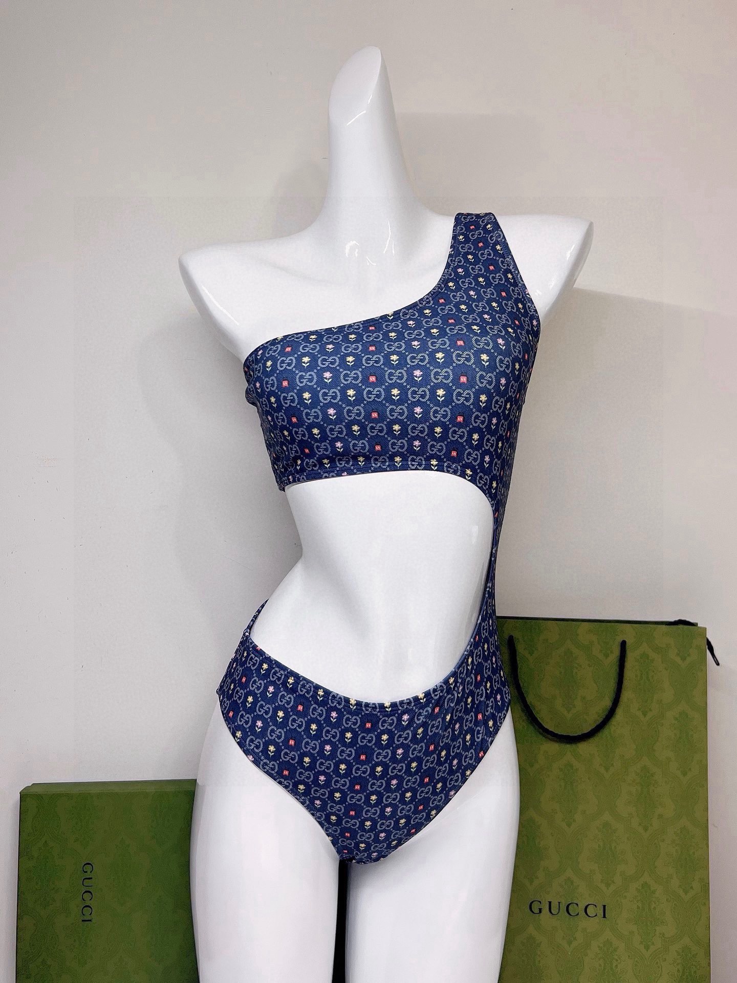 。

Gucci古奇公蕾丝比基尼👙S。M L XL
