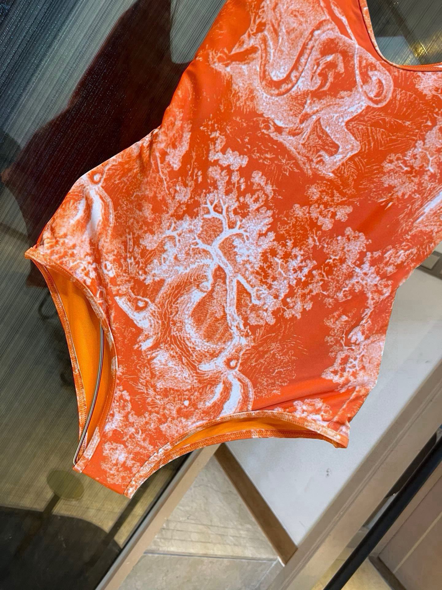  🆕

Dior 迪奥连体泳衣  强烈推荐！超显气质 图案选自超火的动物印花 给整体造型带来点睛之笔😍🥰