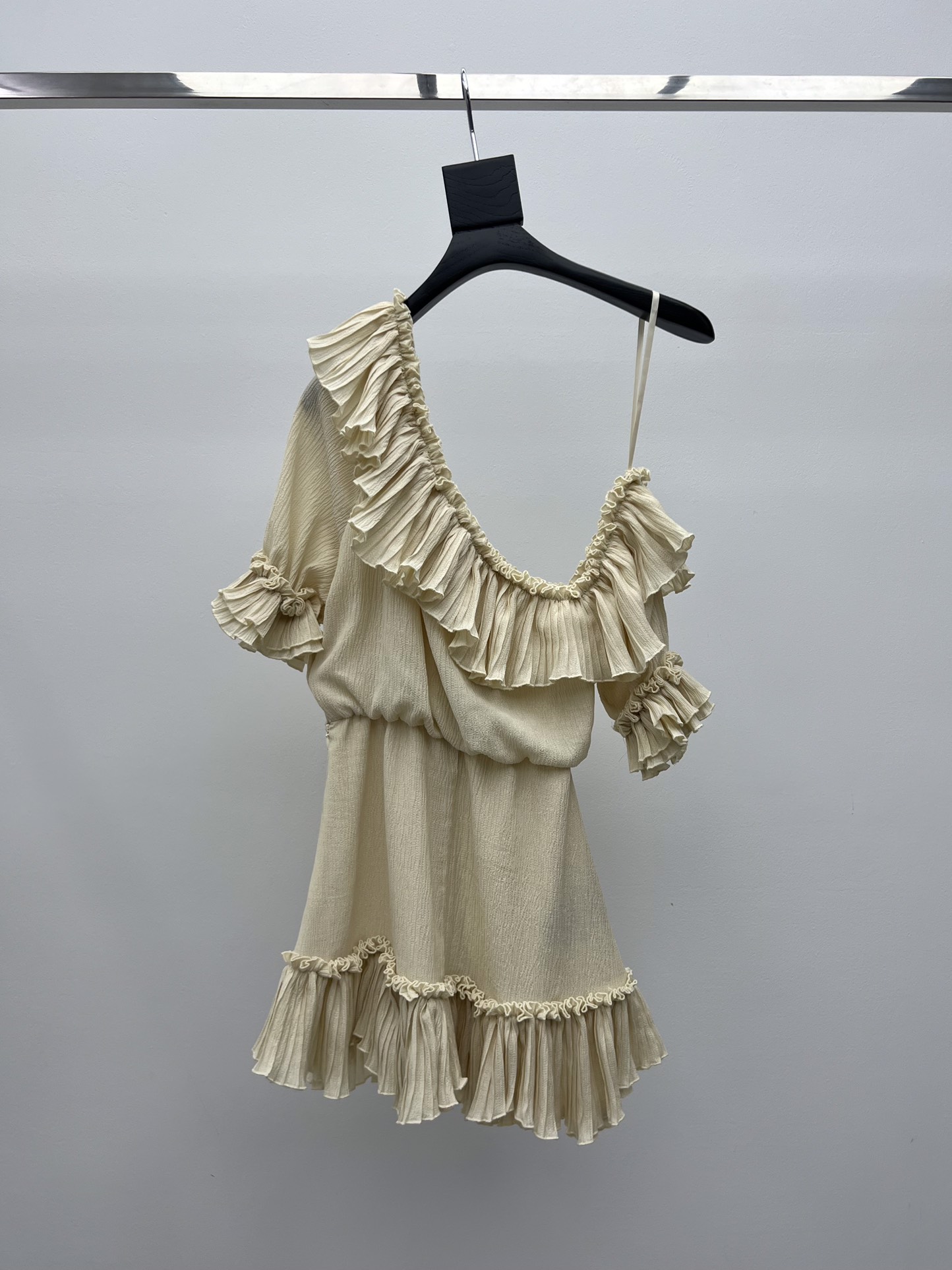 “Single Shoulder Dress with Waist Profile and Romantic Details” - 图片 6