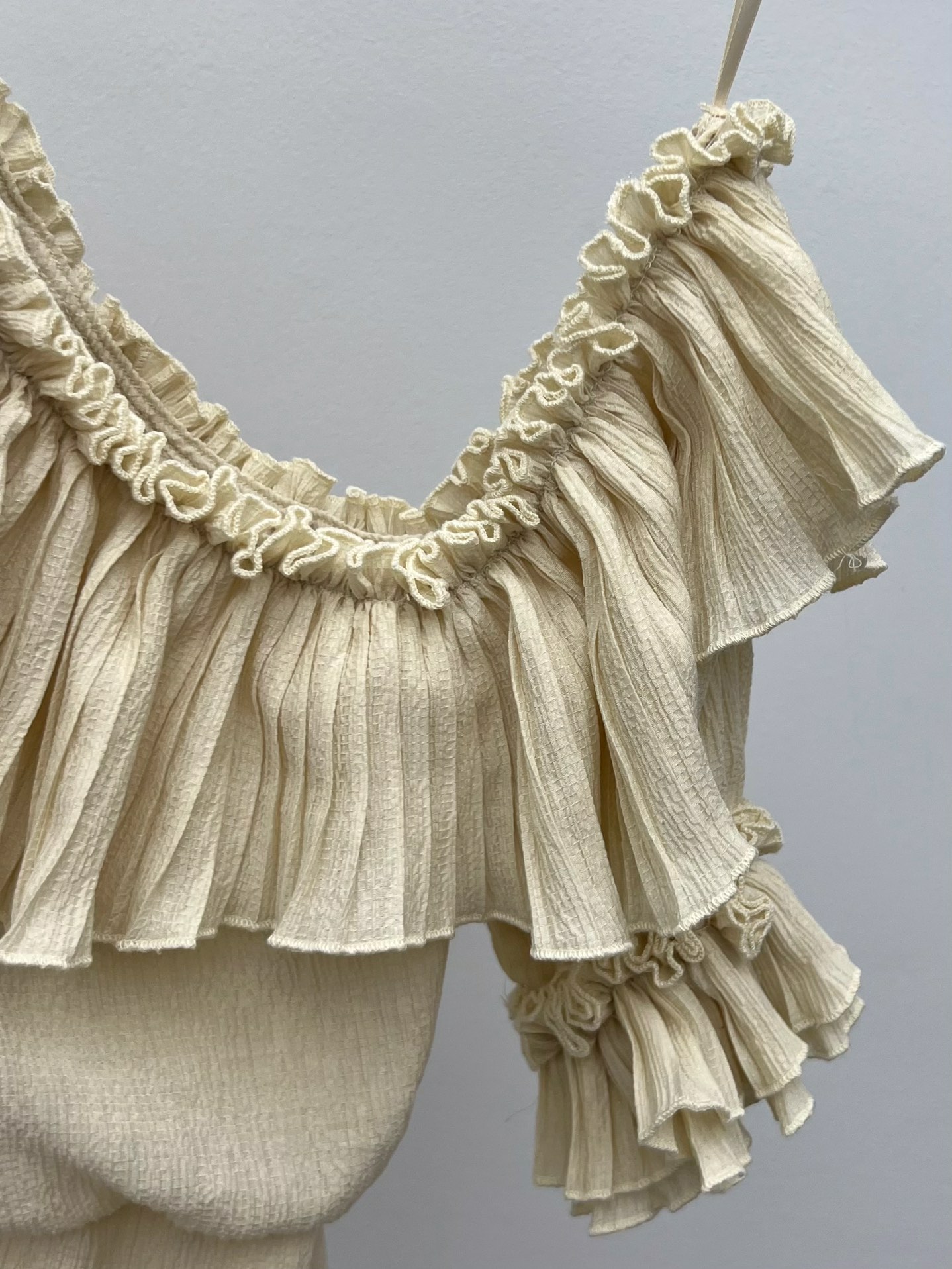 “Single Shoulder Dress with Waist Profile and Romantic Details” - 图片 7