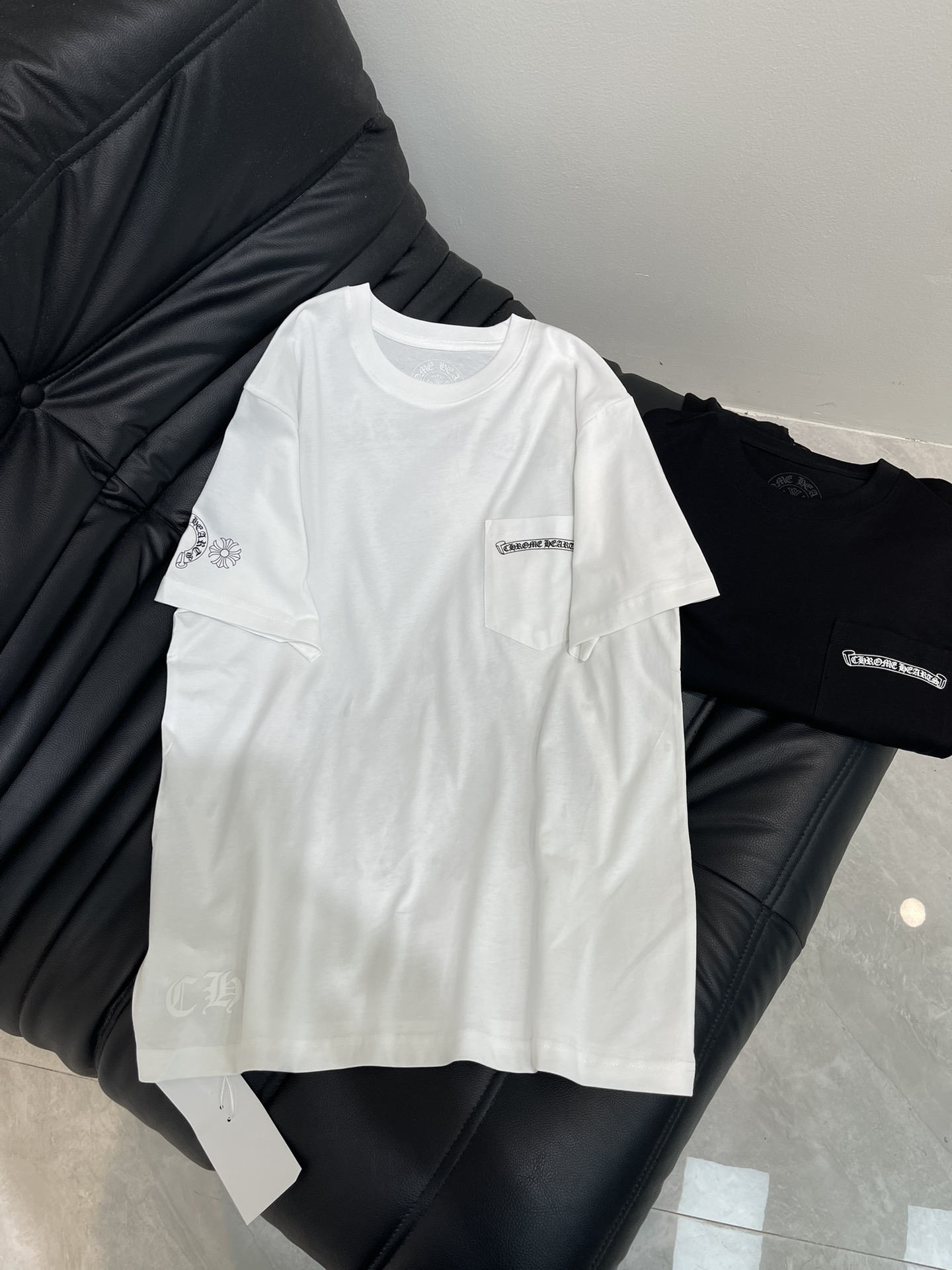 NO:453064,Chrome Heart* Croxin Rainbow Printed Round Neck Short-sleeved T-shirt is made of all-cotton fabric, comfortable and breathable on the upper body, loose style, slim and versatile on the upper body, and is easy to match with jeans and shorts. It is simple and elegant, whether you are going out or commuting to work, it is super stylish~ simple but not without fashion~ skin-friendly pure cotton, soft touch, fashion essentials, men and women's same style~S-XXL,,chrome hearts,chrome hearts, shorts, jeans, T-shirt, tees, t-shirt, alexander wang19860909Chrome Heart*克罗心彩虹印花圆领短袖T恤 采用全棉面料,上身舒适透气,宽松版型,上身显瘦百搭,随意搭配牛仔裤短裤,上身简约大气,无论是日常出门还是上班通勤都可以,随意搭配都超有范~简约但不失时尚感~亲肤纯棉 触感柔软 时髦精必备 男女同款～S-XXL,,chrome hearts,chrome hearts,shorts,jeans,T-shirt,tees，t-shirt,alexander wang,Women's clothing