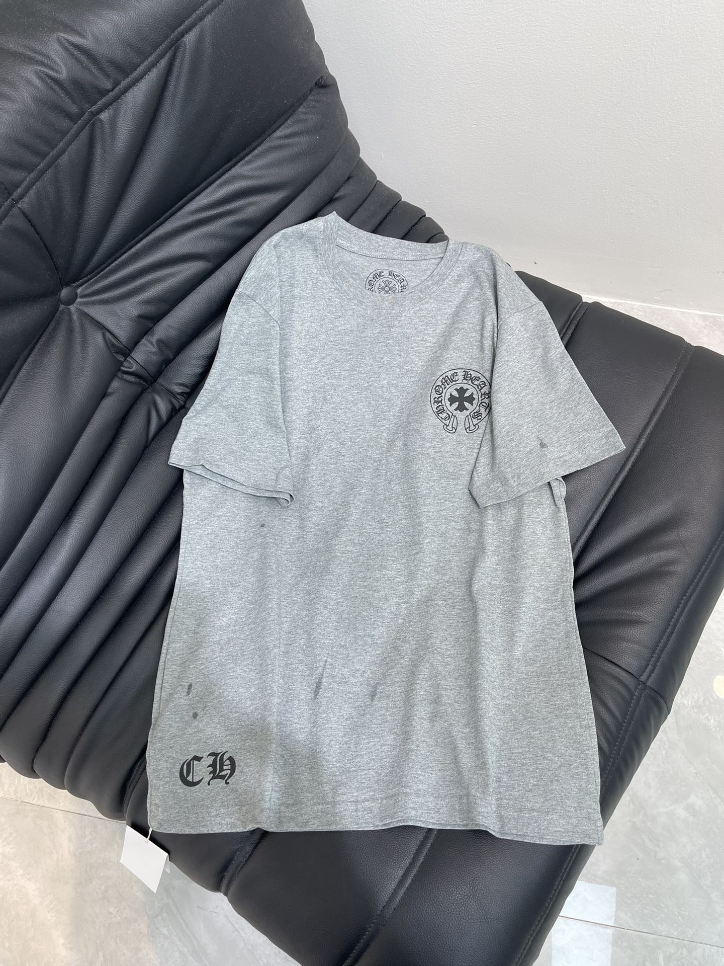 NO:453068,Chrome Heart* Croxin-full Sanskrit cross printed round neck short-sleeved T-shirt is made of all-cotton fabric, comfortable and breathable on the upper body, loose style, slim and versatile on the upper body, casually matched with jeans and shorts, simple and elegant on the upper body, whether you are going out or commuting at work, it is super stylish with any combination~ simple but not without fashion~ skin-friendly pure cotton, soft touch, fashion essentials, men and women's same style~S-XXL,,chrome hearts,chrome hearts, shorts, jeans, T-shirt, tees, t-shirt, alexander wang19860909Chrome Heart*克罗心满背梵文十字架印花圆领短袖T恤 采用全棉面料,上身舒适透气,宽松版型,上身显瘦百搭,随意搭配牛仔裤短裤,上身简约大气,无论是日常出门还是上班通勤都可以,随意搭配都超有范~简约但不失时尚感~亲肤纯棉 触感柔软 时髦精必备 男女同款～S-XXL,,chrome hearts,chrome hearts,shorts,jeans,T-shirt,tees，t-shirt,alexander wang,Women's clothing