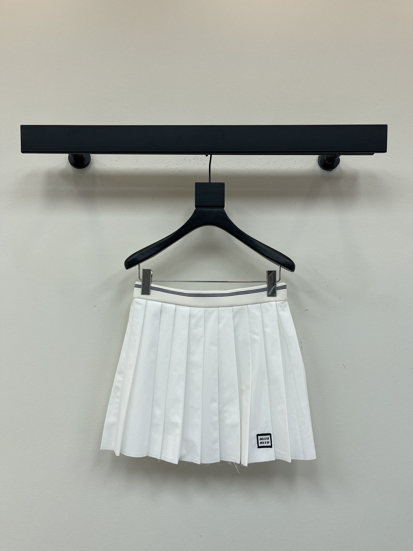 NO:452467,Miumi*25 early autumn new webbing splicing casual series, high-waist pleated short skirt. The simple white base tone shows cleanness and purity, and the splicing logo webbing elastic waist. The high-waist A-line pleated skirt is classic logo embellishment, a series of matching with simple upper body without losing fashion. The daily combination is super beautiful!  SML, miumiu, skirts, alexander wang19860909Miumi*25早秋新款织带拼接休闲系列 高腰百褶短裙.简约白色基调尽显干净纯粹,拼接logo织带松紧腰.高腰A字百褶裙,经典的标志点缀,一系列搭配上身简约又不失时尚.日常搭配超好看！SML,,miumiu,skirts,alexander wang,Women's clothing