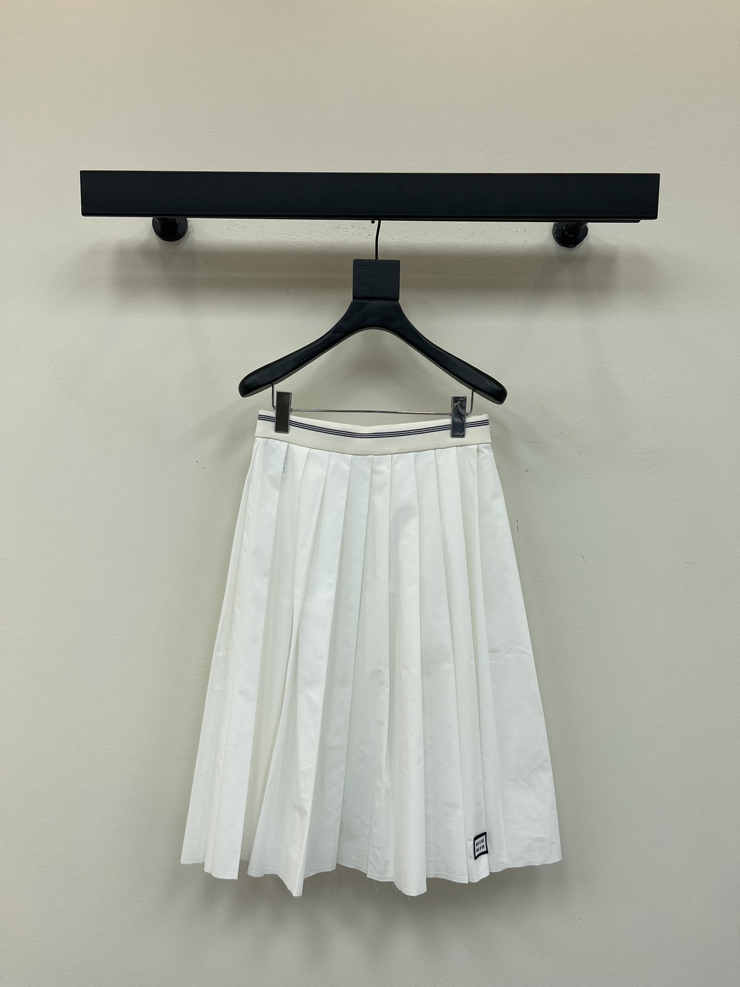 NO:452463,Miumi*25 early autumn new webbing splicing casual series, high-waist pleated long skirt. Simple white base tone shows cleanness and purity, spliced ​​logo webbing elastic waist, high-waist A-line pleated skirt. Classic logo embellishment, a series of matching with simple but fashionable upper body, and the daily matching is super beautiful. SML,,miumiu, skirts, alexander wang19860909Miumi*25早秋新款织带拼接休闲系列,高腰百褶长裙.简约白色基调尽显干净纯粹,拼接logo织带松紧腰,高腰A字百褶裙.经典的标志点缀,一系列搭配上身简约又不失时尚,日常搭配超好看.SML,,miumiu,skirts,alexander wang,Women's clothing