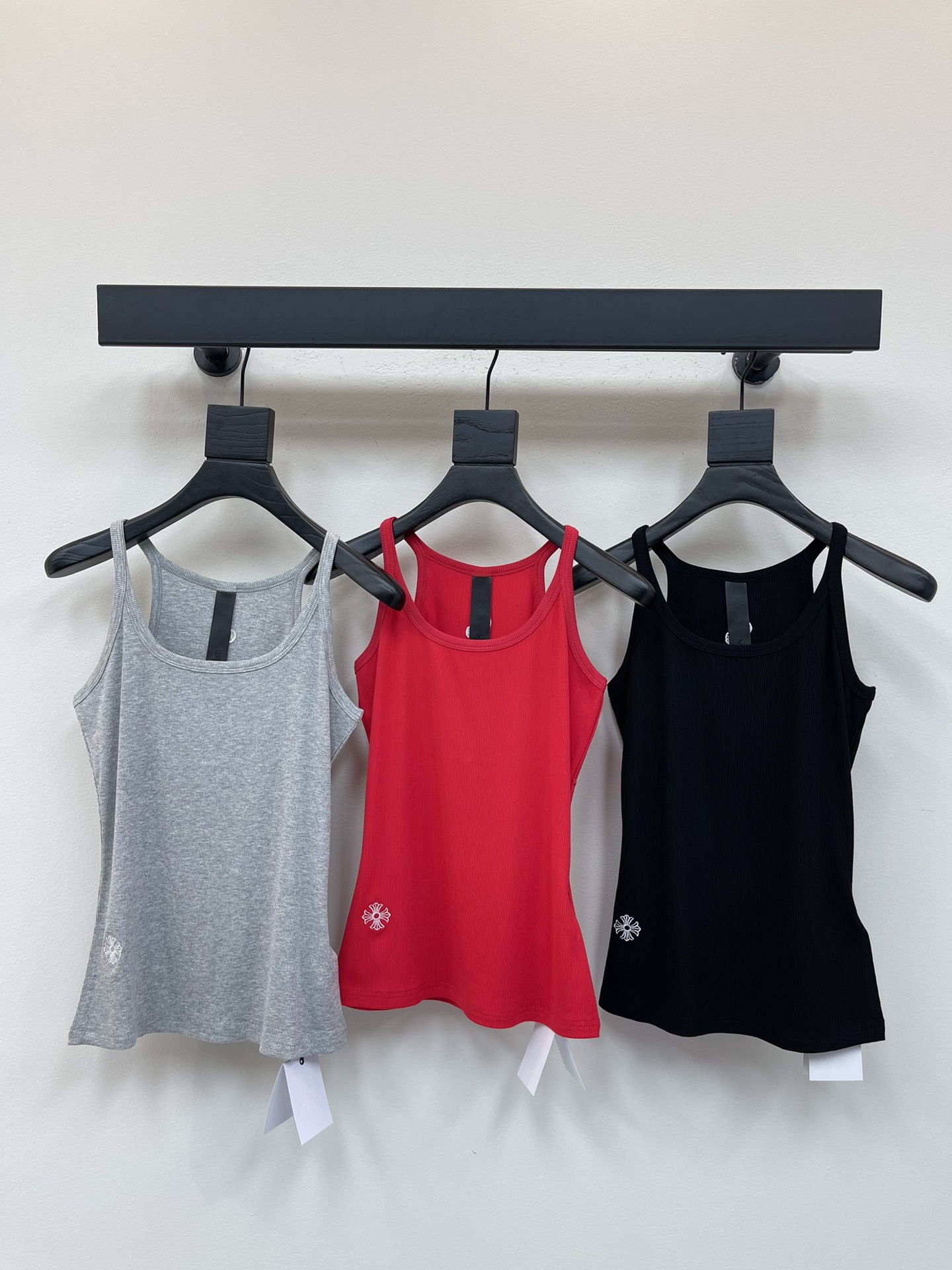 NO:454059,Chrome heart* Croxin Sanskrit cross embroidered suspender vest, hot girl style outfit, it is not only simple and versatile, but also designed beautiful back style, allowing you to easily become the focus of the street, simple and elegant, and easily show the body proportions. Whether it is paired with shorts, jeans or short skirts, it can lengthen the leg lines and make you look taller. The unique design allows you to reveal a hint of sexy in simplicity. Whether it is daily travel or dates and dinners, it can make you the focus of the whole audience. Whether it is loose casual pants or tight jeans, short suspenders can be perfectly controlled and easily create different styles. SML, chrome hearts, chrome hearts, skirts, shorts, jeans, alexander wang19860909Chrome heart*克罗心梵文藤花十字架刺绣吊带背心,辣妹风穿搭,它不仅简约百搭,而且设计的美背造型,让你轻松成为街头焦点,简洁大方,轻松展现身材比例,无论是搭配短裤、牛仔裤还是短裙,都能拉长腿部线条,让你看起来更高挑,独特的设计让你在简约中透露出一丝性感,无论是日常出行还是约会聚餐,都能让你成为全场焦点,无论是宽松的休闲裤,还是紧身的牛仔裤,短款吊带都能完美驾驭,轻松打造出不同的风格. 码数SML,,chrome hearts,chrome hearts,skirts,shorts,jeans,alexander wang,Women's clothing