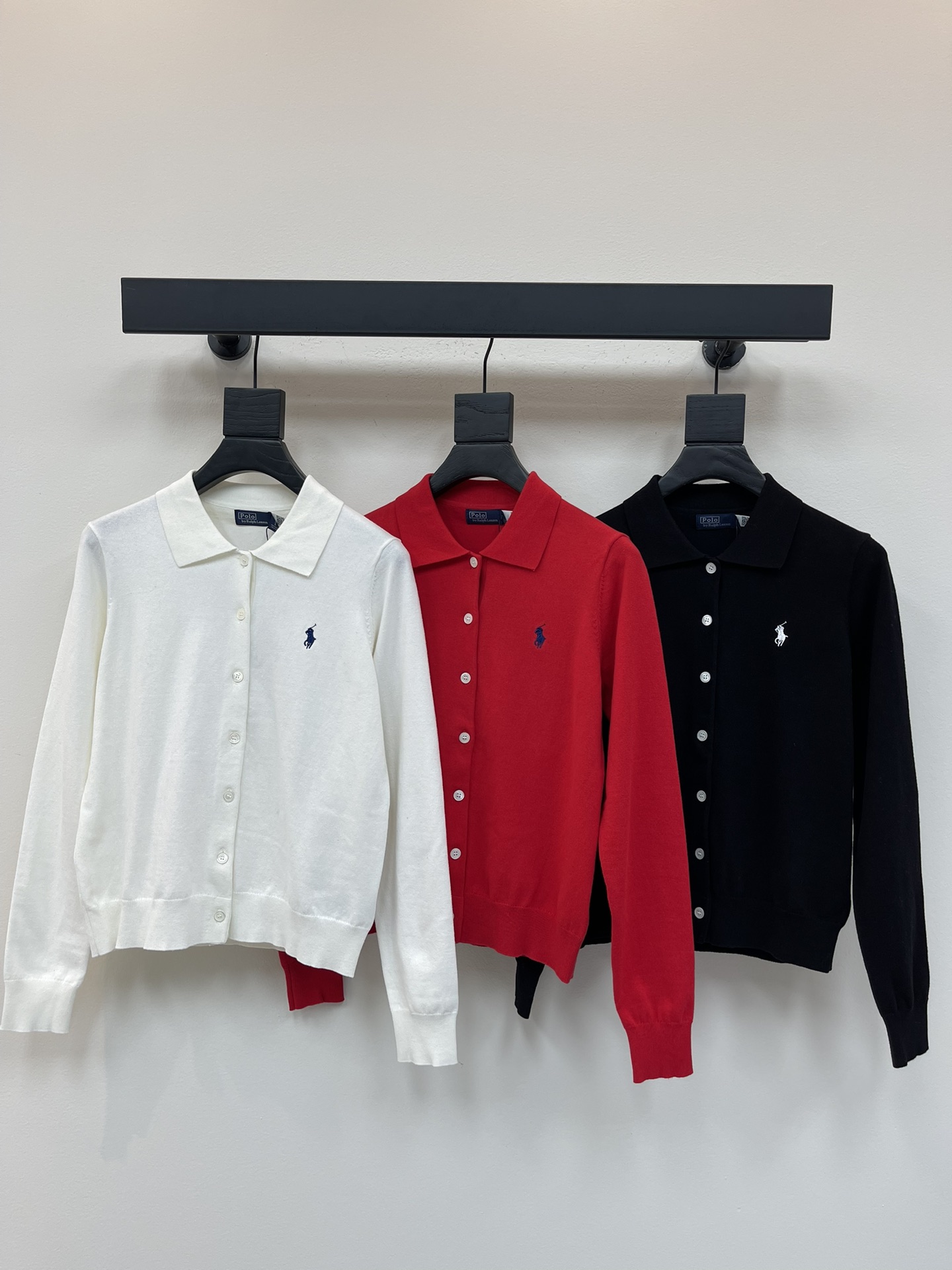 NO:452486,RaIph Laure 25 early autumn new POLO pony embroidered lapel knitted cardigan classic style versatile and timeless lapel design low-key and elegant pony logo exquisite three-dimensional daily commuting SML, alexander wang19860909RaIph Laure*拉夫25早秋新款POLO小马刺绣翻领针织开衫 经典款百搭不过时 翻领设计低调大气 小马标精致立体 日常通勤都 SML,,alexander wang,Women's clothing