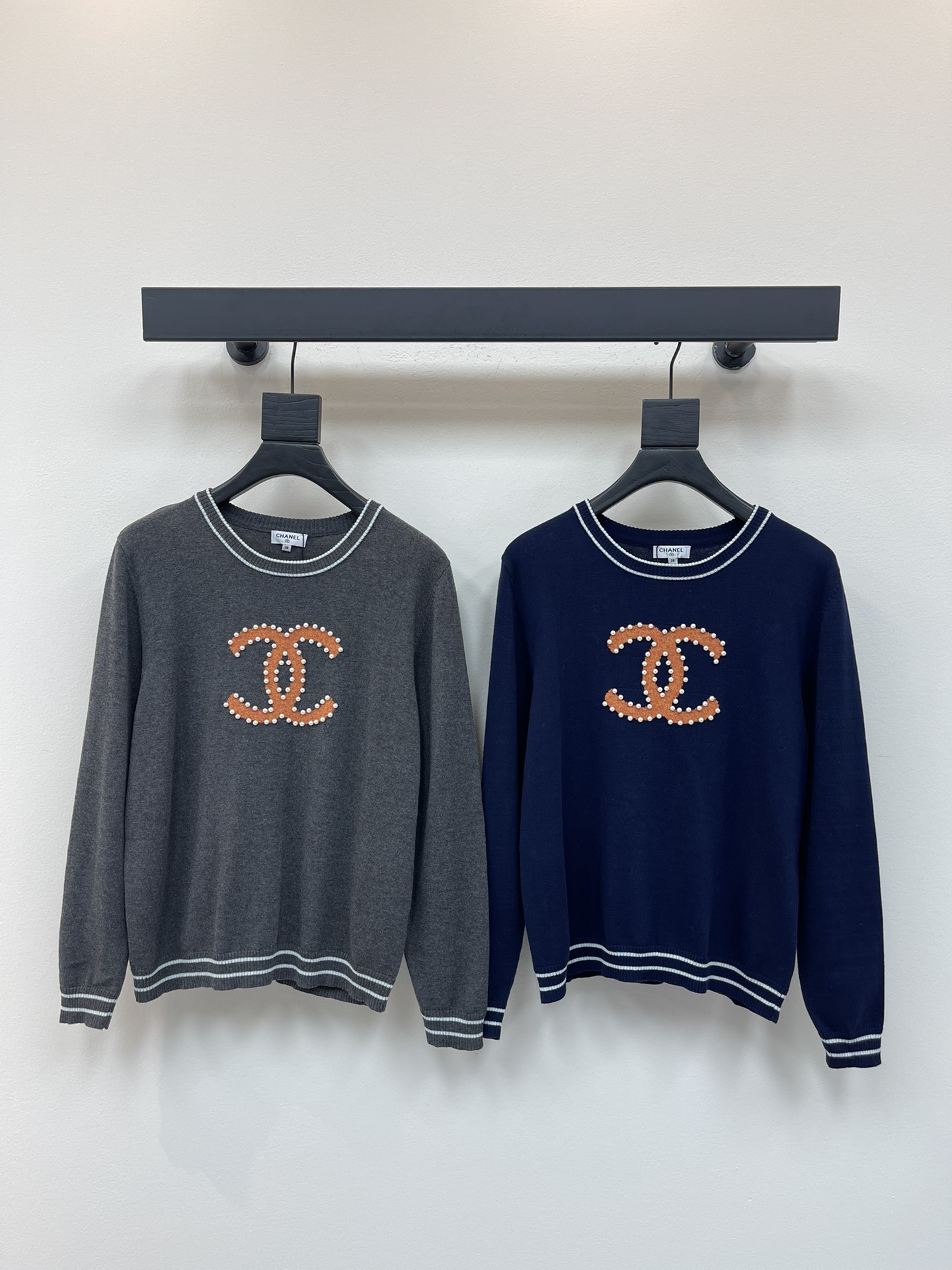 NO:452489,Chane*25 early autumn new contrasting color logo pullover knit sweater!  Customized wool yarn weaving, delicate and soft, full of elasticity, pullover long-sleeved sweater style, neckline cuffs and hem stripes outlined, elastic thread edge-covered details, heavy industry nail beads outline the double C letter logo on the front chest, making the retro style strong, age-reducing and white, and you can control it casually in daily life!  SML, chanel, sweaters, alexander wang19860909Chane*25早秋新款撞色徽标套头针织毛衣！定制羊毛纱线织造 细腻柔软 弹力十足 套头长袖毛衣版型 领口袖口和衣摆条纹勾勒 弹力螺纹包边细节满分 重工钉珠勾勒双C字母徽标于前胸 让复古风格强烈 减龄显白 日常随意驾驭！SML,,chanel,sweaters,alexander wang,Women's clothing