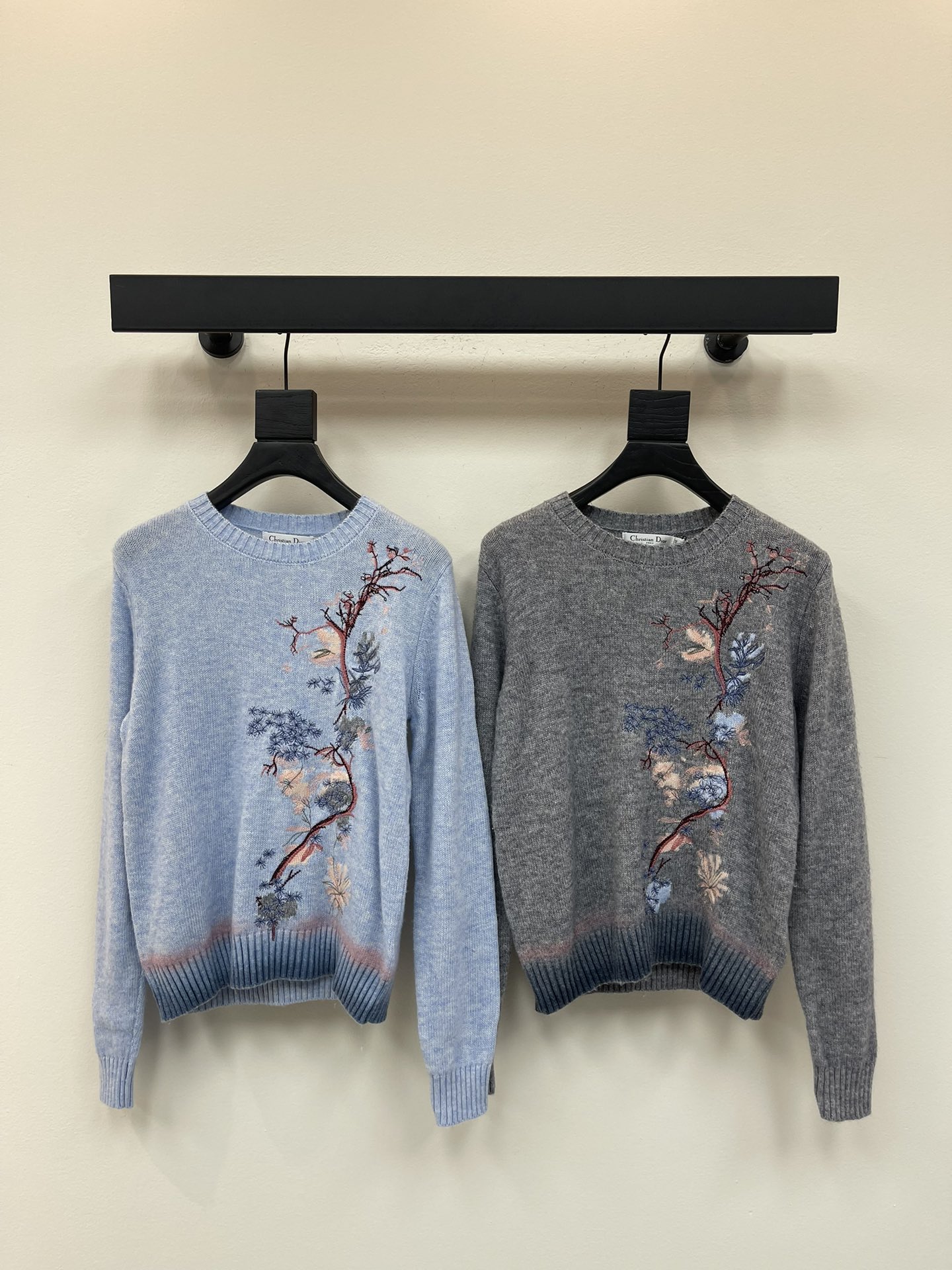 NO:452483,Dio*25 early autumn new embroidered flower pattern pullover knit sweater!  Custom imported wool material, soft and comfortable, knitted round neck long-sleeved sweater tailoring, combined with embroidered winter garden patterns and smudged color-blocking design, highlighting elegant and new Chinese style, wide threads close the edges and cover the hips and waist to outline the waist curve, enriching design levels, highlighting high-end style, and giving out temperament and casual style!  SML, dior, sweaters, alexander wang19860909Dio*25早秋新款刺绣花朵图案套头针织毛衣！定制进口羊毛材质 柔软舒适 针织圆领长袖毛衣剪裁 配合刺绣冬日花园图案和衣摆晕染拼色设计 凸显典雅新中式风格 宽螺纹收边遮胯收腰勾勒腰身曲线 丰富设计层次 彰显高级格调 穿搭出气质休闲风格！SML,,dior,sweaters,alexander wang,Women's clothing