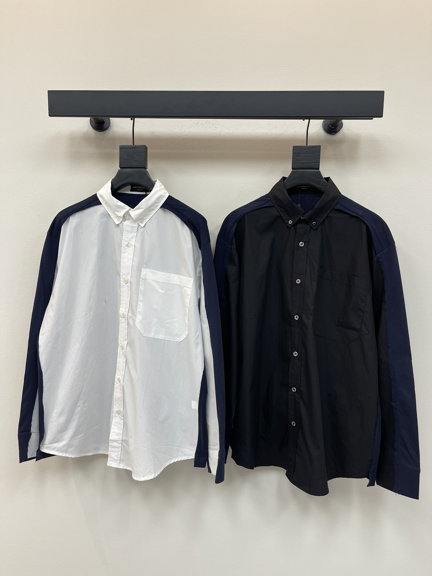 NO:454050,Balenciag*25 new printed letter logo single-breasted casual long-sleeved shirt. The back is printed in English, and the front and back two-color splicing features are also made. High-quality fabric is used to make it comfortable and breathable. The fabric has a soft texture and exquisite workmanship, which not only shows a neat sense of line, but also feels comfortable to wear. The style is loose, the same as men and women!  Color black white S-XL, balenciaga,shirts,alexander wang19860909Balenciag*25新款印花字母logo单排扣休闲长袖衬衫.后背英文印花,同时做了前后幅双色拼接特色.选用高品质面料,穿着舒适透气.面料质感柔软,做工贴合精致,既展现利落的线条感,又不失穿着自在感.版型宽松,男女同款！ 颜色黑色 白色 码数S-XL,,balenciaga,shirts,alexander wang,Women's clothing