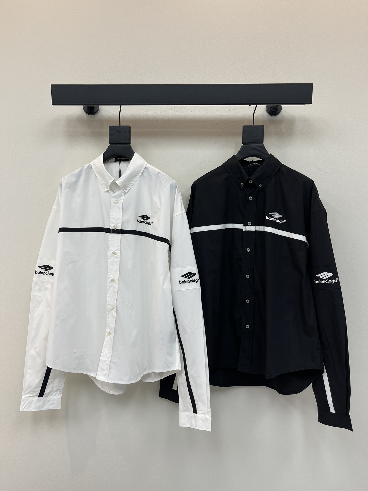 NO:454055,Balenciag*25 new classic 3M letter logo single-breasted casual long-sleeved shirt. The front and back adopt embroidery technology, and the sleeves and front are made of white webbing. High-quality fabrics are used to make them comfortable and breathable. The fabric has a soft texture and exquisite workmanship, which not only shows a neat sense of line, but also feels comfortable and comfortable to wear. The style is loose, the same style as men and women!  Color black white S-XL, balenciaga,shirts,alexander wang19860909Balenciag*25新款经典3M字母logo单排扣休闲长袖衬衫.前后英文采用了刺绣工艺,同时做了袖子与前幅拼白色织带的特色.选用高品质面料,穿着舒适透气.面料质感柔软,做工贴合精致,既展现利落的线条感,又不失穿着自在感.版型宽松,男女同款！ 颜色黑色 白色 码数S-XL,,balenciaga,shirts,alexander wang,Women's clothing