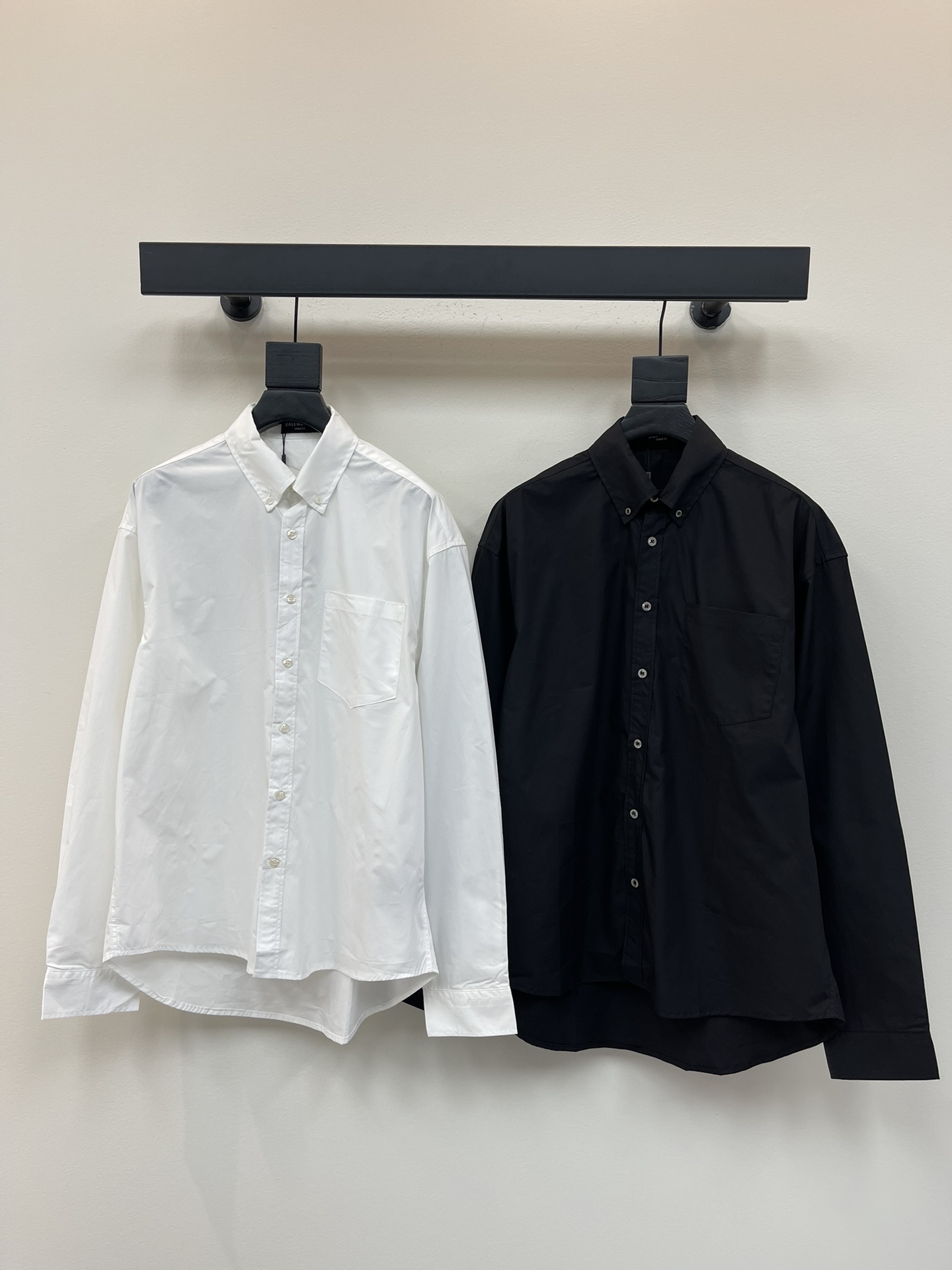 NO:454045,Balenciag*25 new printed letter logo single-breasted casual long-sleeved shirt. It is made of high-quality fabrics, which are comfortable and breathable. The fabric has a soft texture and exquisite workmanship, which not only shows a neat sense of lines, but also feels comfortable to wear. The style is loose, the same style as men and women!  Color black white S-XL, balenciaga,shirts,alexander wang19860909Balenciag*25新款印花字母logo单排扣休闲长袖衬衫.选用高品质面料,穿着舒适透气.面料质感柔软,做工贴合精致,既展现利落的线条感,又不失穿着自在感.版型宽松,男女同款！ 颜色黑色 白色 码数S-XL,,balenciaga,shirts,alexander wang,Women's clothing