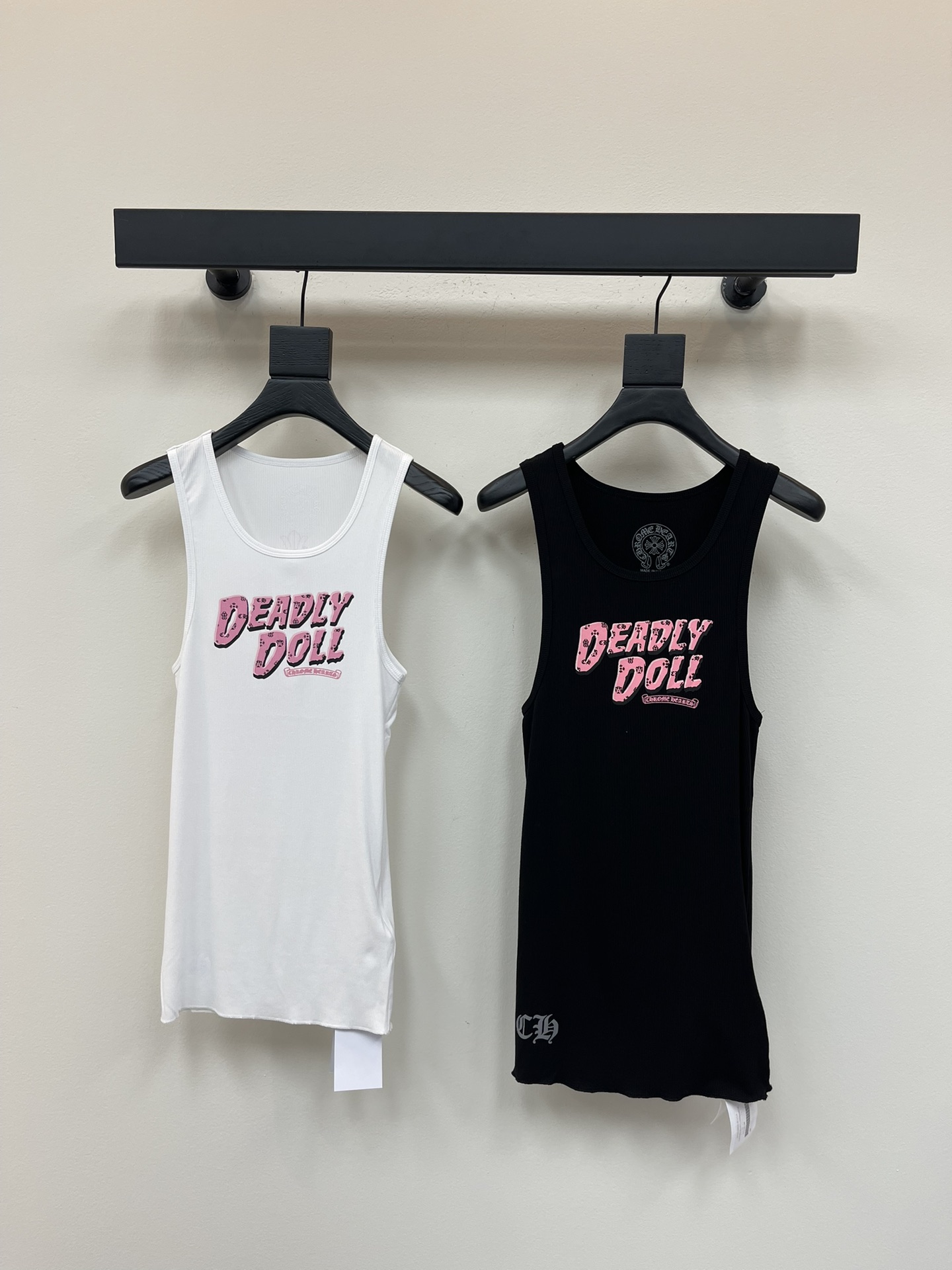 NO:454062,Chrome heart* DEADLY DOLL new cross comic girl vest skirt, you can stack it up as a vest, or you can pull it down as a skirt. The upper body looks super good, wear multiple clothes, dopamine color, and layering is also very good. It really perfectly shows the figure, with a hint of pure desire, the fabric is very comfortable, and the lower body is paired with a mid-tube sock is very good to echo the style. Who says this set is not a pure desire ceiling, and it is fashionable and desirable, who can not love it. SML SMLAA23988280,,chrome hearts,chrome hearts, skirts,alexander wang19860909Chrome heart*克罗心DEADLY DOLL新款十字架漫画少女背心裙,可以堆积起来当背心穿,也可以拉下来当裙子 上身超级好看, 一衣多穿,多巴胺色系,叠穿也很好看,真真是完美的显现出了身材,有一丝纯欲的感觉,面料舒适度很不错,下身配一件中筒透袜很好的呼应风格,单穿这套谁说不是纯欲吊顶啊,又潮又欲谁能不爱. 码数SML SMLAA23988280,,chrome hearts,chrome hearts,skirts,alexander wang,Women's clothing