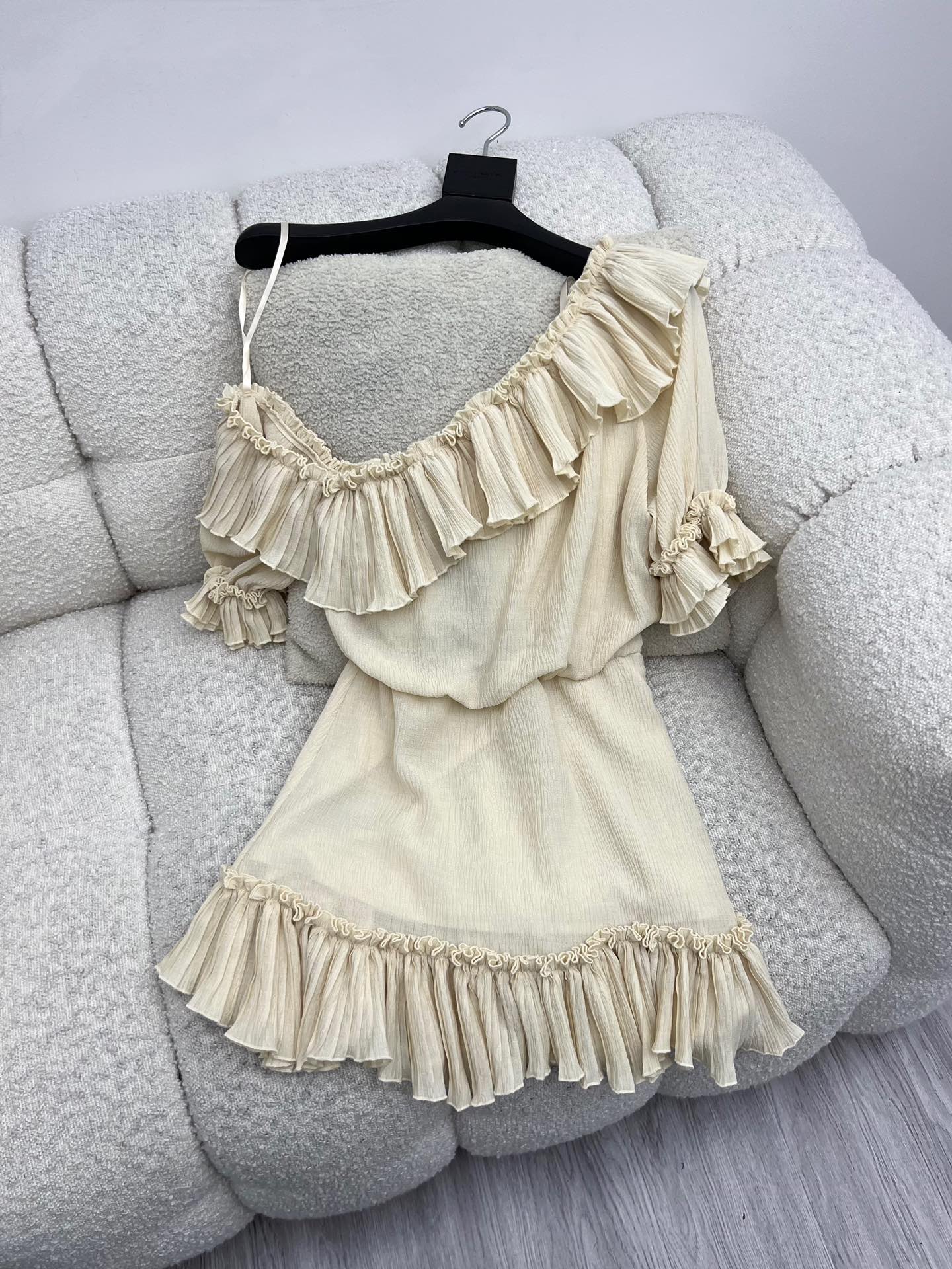 “Single Shoulder Dress with Waist Profile and Romantic Details” - 图片 8