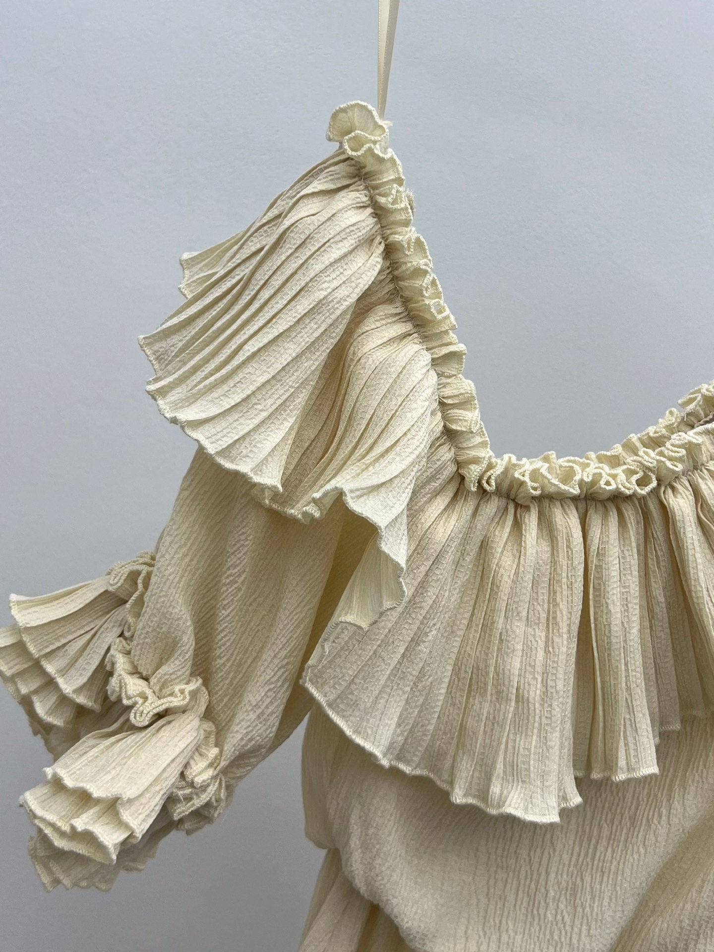 “Single Shoulder Dress with Waist Profile and Romantic Details” - 图片 3