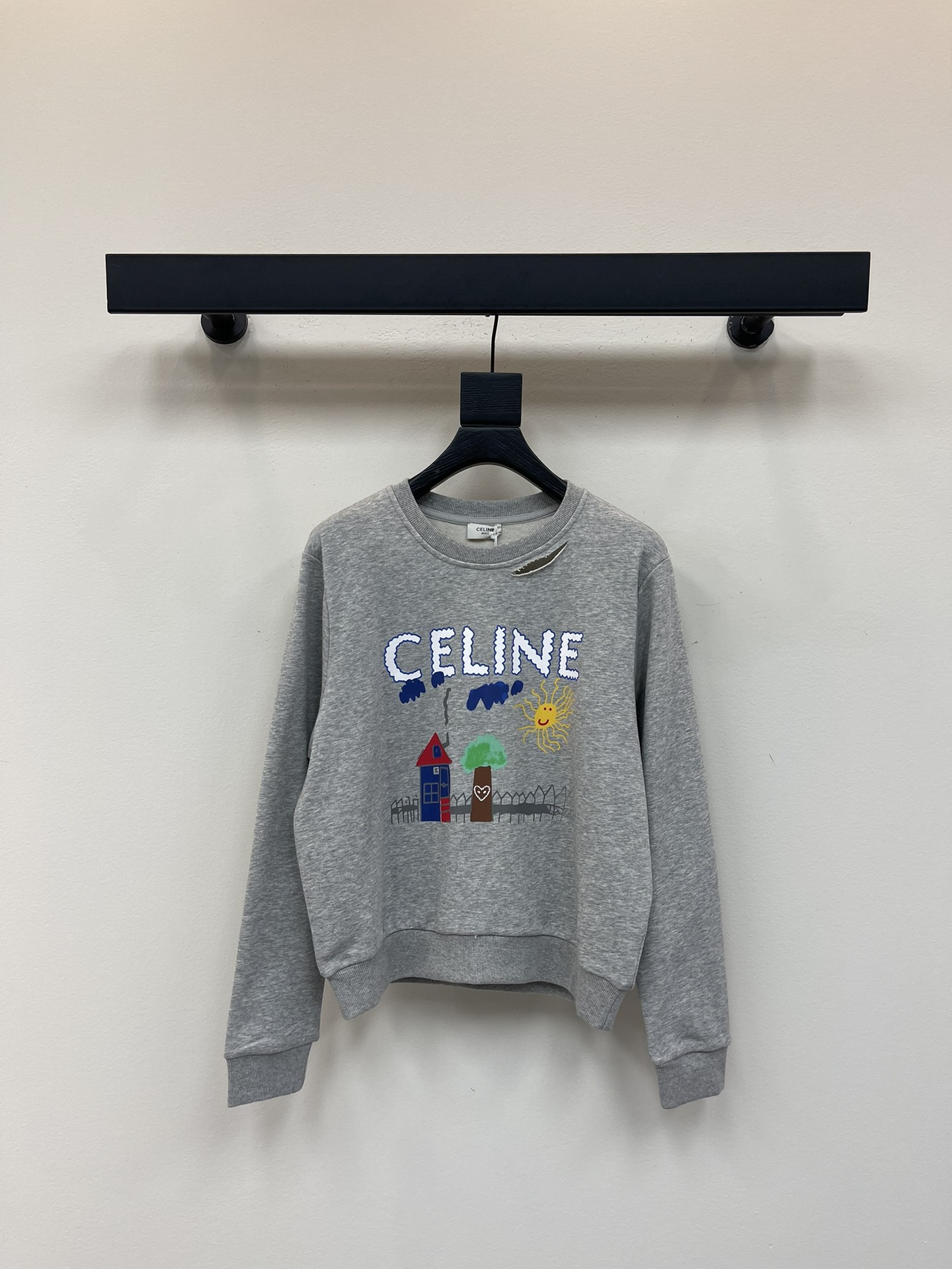 NO:452470,Celin*25 early autumn new printed round neck children's fun sweatshirt custom YB native cotton material breathable, comfortable and stylish round neck pullover sweatshirt tailoring, loose style, iconic letter print on chest + childlike hand-painted illustration street scene pattern, combined with a hole to break the well-behaved tone, showing the brand's high-end feeling, versatile upper body looks slim, simple and not picky about body shape, enduring sweatshirt style, minimalist and casual style, a must-have fashion outfit for daily commuting, SML, celine, hoodie, sweatshirts, alexander wang19860909Celin*25早秋新款印花圆领童趣卫衣 定制YB原生全棉材质 穿搭透气 舒适有型 圆领套头卫衣剪裁 版型宽松 胸前标志性字母印花+童趣感手绘插画街景图案 配合破洞打破乖巧基调 尽显品牌高级感 上身百搭显瘦 简约不挑身材 经久不衰的卫衣款式 尽显极简休闲风格 日常通勤必备时尚穿搭 SML,,celine,hoodie,sweatshirts,alexander wang,Women's clothing