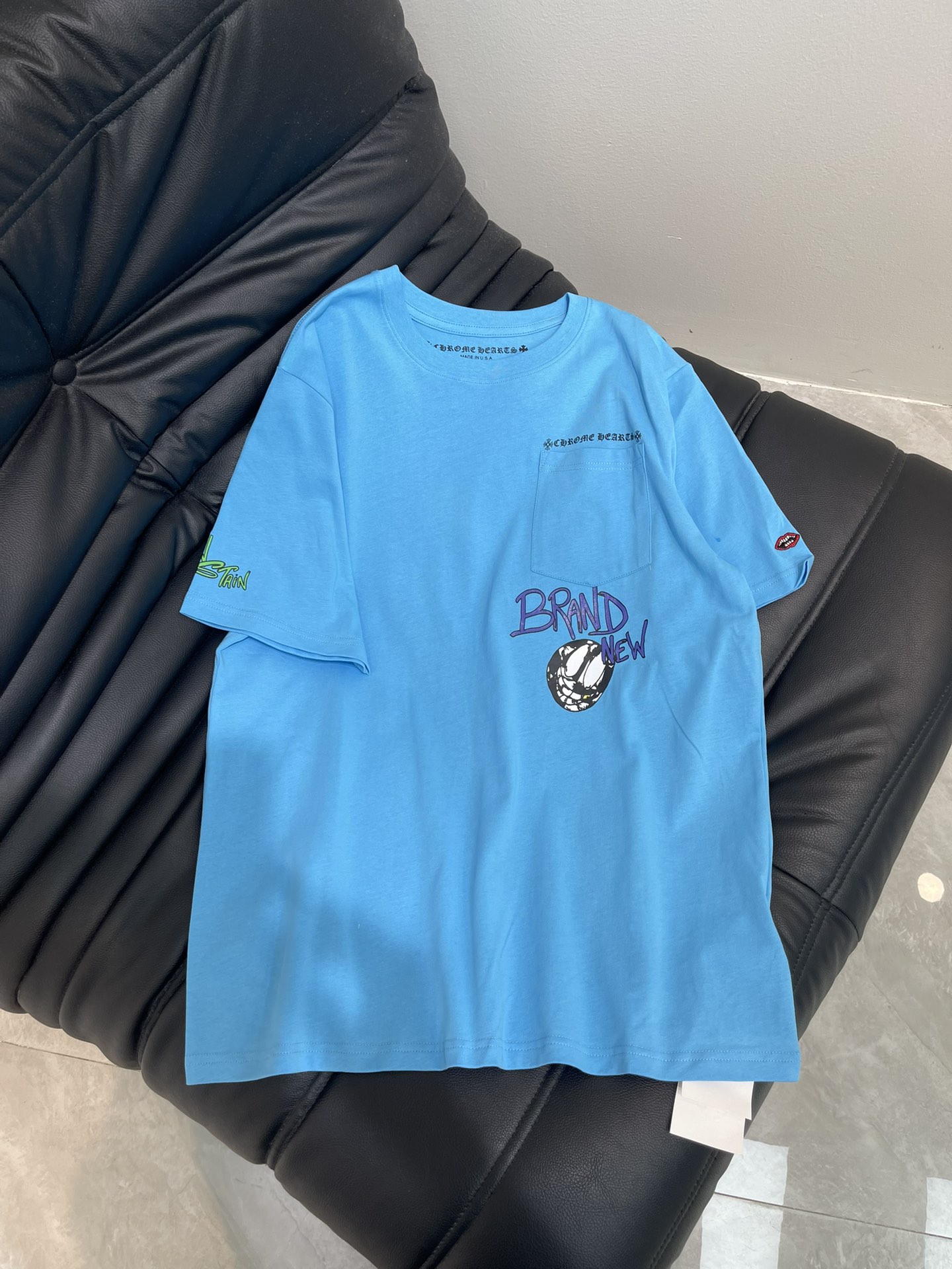 NO:453095,Chrome Heart* MattyBoy Graffiti Blue Short-sleeved T-shirt, which makes people shine, and feels spicy and cute. It is in line with the recent Barbie style. The blue dopamine has been around for the whole summer. It is very suitable for both men and women. The fabric is the same as the high-end series, which is slightly thicker than the ordinary style. It is not transparent at all. It is very comfortable to fit in the body. Come to summer immediately and get out beautifully. S-XXL, chrome hearts, chrome hearts, T-shirt, tees, t-shirt, alexander wang19860909Chrome Heart*克罗心MattyBoy 涂鸦蓝色短袖T恤,让人眼前一亮,感觉又辣又可爱的,正顺应了最近Barbie风,蓝的整个夏日多巴胺住了,男女生都很适合,面料是高端系列一样的比普通款稍微偏厚的棉质,一点也不会透,贴身非常舒服,马上入夏赶快来一件, 美美的穿出门. S-XXL,,chrome hearts,chrome hearts,T-shirt,tees，t-shirt,alexander wang,Women's clothing