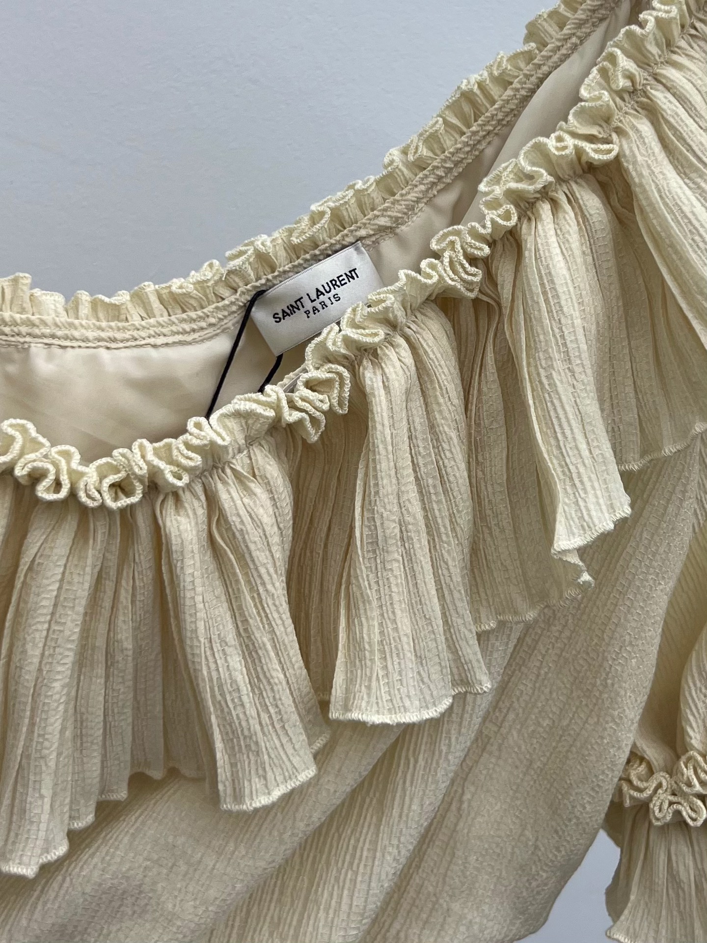 “Single Shoulder Dress with Waist Profile and Romantic Details” - 图片 2