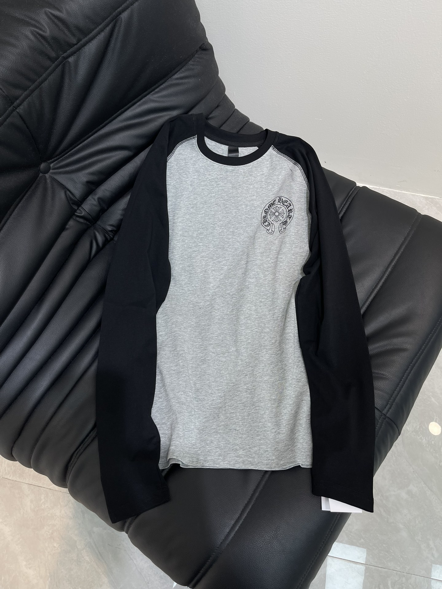 NO:453096,Chrome Heart* Croxin contrast rapper classic Sanskrit cross printed long-sleeved T-shirt is made of all-cotton fabric, comfortable and breathable on the upper body, loose style, slim and versatile on the upper body, and is easy to match with jeans and shorts. The upper body is simple and elegant, whether you are going out or commuting to work, it is super stylish~ simple but not without fashion~ skin-friendly pure cotton, soft touch, fashion essentials, same style for men and women~S-XL,,chrome hearts,chrome hearts, shorts, jeans,tees, t-shirt, alexander wang19860909Chrome Heart*克罗心撞色插肩经典梵文十字架印花长袖T恤 采用全棉面料,上身舒适透气,宽松版型,上身显瘦百搭,随意搭配牛仔裤短裤,上身简约大气,无论是日常出门还是上班通勤都可以,随意搭配都超有范~简约但不失时尚感~亲肤纯棉 触感柔软 时髦精必备 男女同款～S-XL,,chrome hearts,chrome hearts,shorts,jeans,tees，t-shirt,alexander wang,Women's clothing