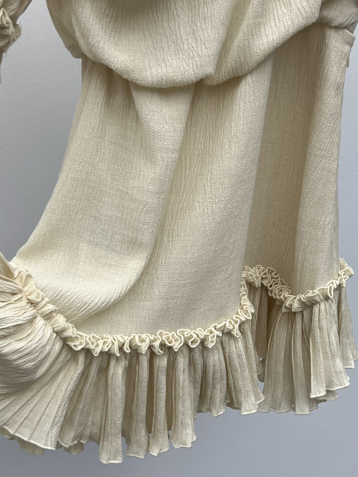 “Single Shoulder Dress with Waist Profile and Romantic Details” - 图片 4