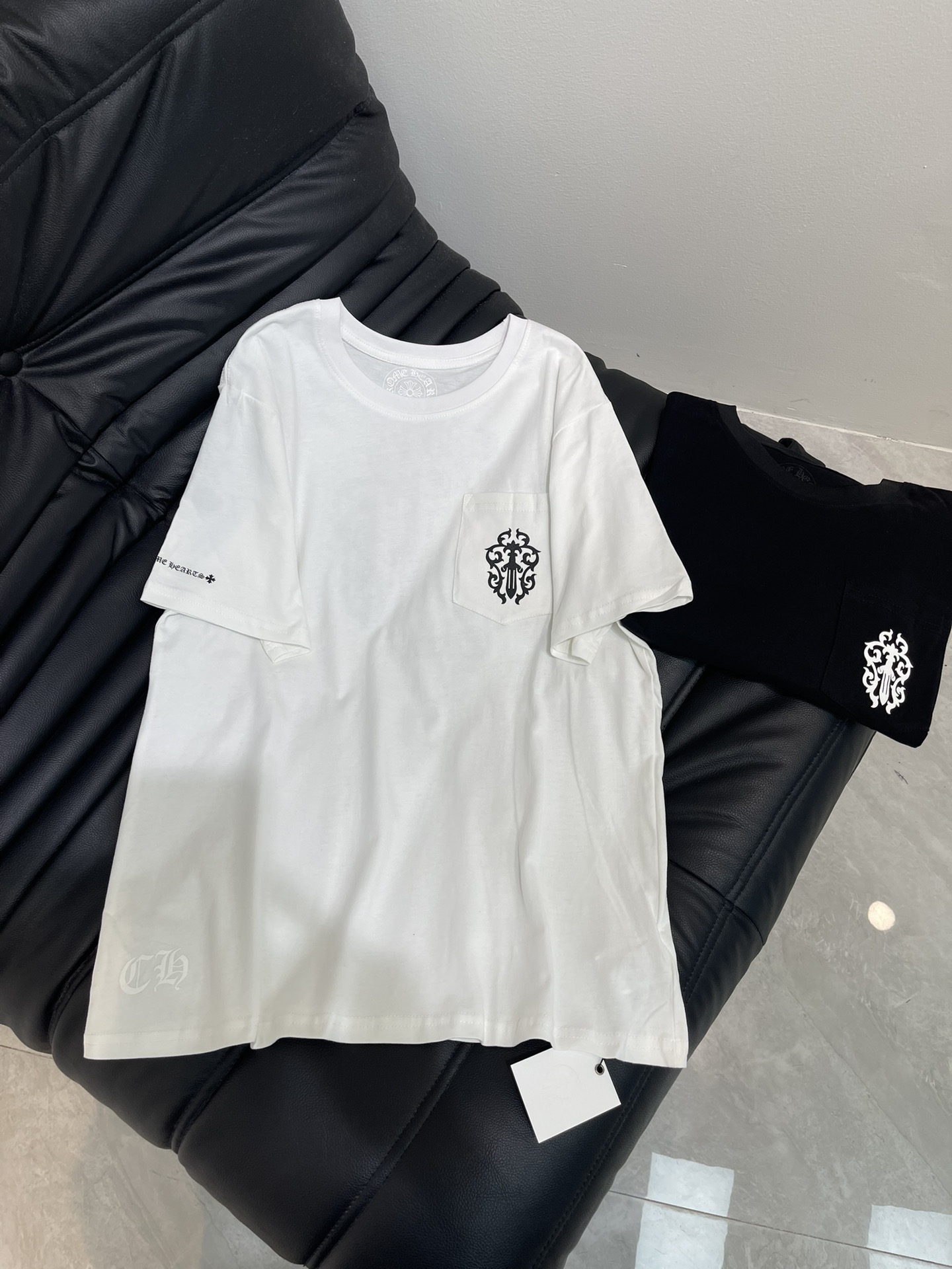 NO:453072,Chrome Heart* Croxin Classic Sword Sanskrit Printed Round Neck Short-sleeved T-shirt is made of all-cotton fabric, comfortable and breathable on the upper body, loose style, slim and versatile on the upper body, and is easy to match with jeans and shorts. It is simple and elegant, whether you are going out or commuting to work, it is super stylish~ simple but not without fashion~ skin-friendly pure cotton, soft touch, fashion essentials, men and women's same style~S-XXL,,chrome hearts,chrome hearts, shorts, jeans, T-shirt, tees, t-shirt, alexander wang19860909Chrome Heart*克罗心经典宝剑梵文印花圆领短袖T恤 采用全棉面料,上身舒适透气,宽松版型,上身显瘦百搭,随意搭配牛仔裤短裤,上身简约大气,无论是日常出门还是上班通勤都可以,随意搭配都超有范~简约但不失时尚感~亲肤纯棉 触感柔软 时髦精必备 男女同款～S-XXL,,chrome hearts,chrome hearts,shorts,jeans,T-shirt,tees，t-shirt,alexander wang,Women's clothing