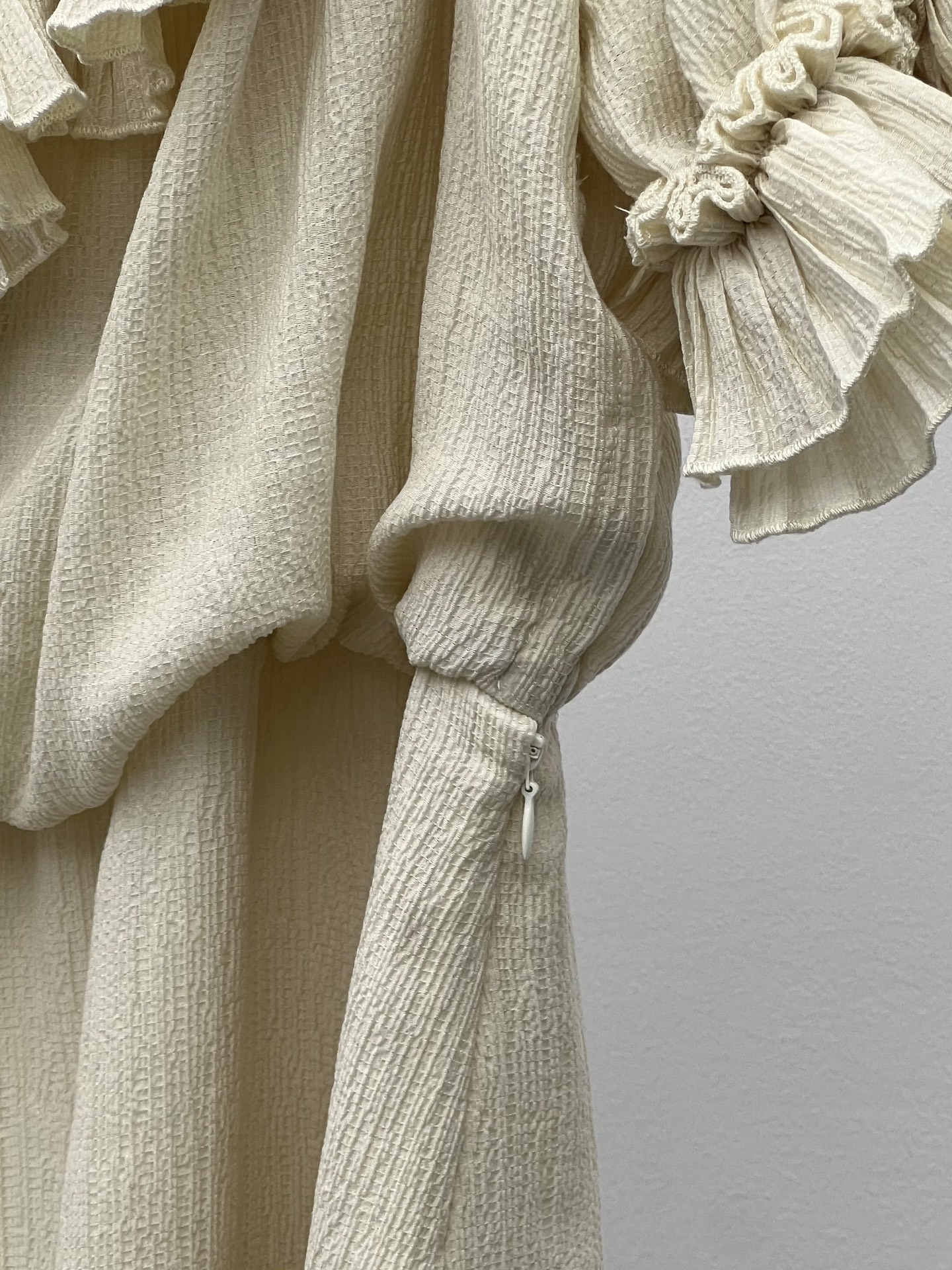 “Single Shoulder Dress with Waist Profile and Romantic Details” - 图片 5