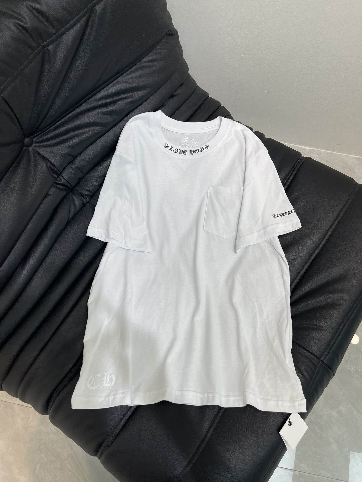 NO:453091,Chrome Heart* Croxin neckline Sanskrit printed round neck short-sleeved T-shirt is made of all-cotton fabric, comfortable and breathable on the upper body, loose style, slim and versatile on the upper body, and is simple and elegant on the upper body, whether you are going out or commuting at work, it is super stylish with any combination~ simple but fashionable~ skin-friendly pure cotton, soft touch, fashion essentials, men and women's same style~S-XXL,,chrome hearts, chrome hearts, shorts, jeans, T-shirt, tees, t-shirt, alexander wang19860909Chrome Heart*克罗心领口梵文印花圆领短袖T恤 采用全棉面料,上身舒适透气,宽松版型,上身显瘦百搭,随意搭配牛仔裤短裤,上身简约大气,无论是日常出门还是上班通勤都可以,随意搭配都超有范~简约但不失时尚感~亲肤纯棉 触感柔软 时髦精必备 男女同款～S-XXL,,chrome hearts,chrome hearts,shorts,jeans,T-shirt,tees，t-shirt,alexander wang,Women's clothing