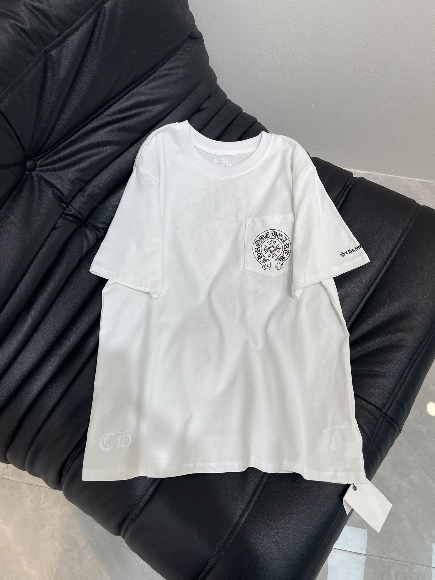 NO:453076,Chrome Heart* Crowe classic horseshoe cross printed round neck short-sleeved T-shirt is made of all-cotton fabric, comfortable and breathable on the upper body, loose style, slim and versatile on the upper body, and is simple and elegant on the upper body, whether you are going out or commuting at work, you can match it with any style~ Simple but stylish~ Skin-friendly pure cotton, soft touch, fashion essentials, men and women's same style~S-XXL,,chrome hearts, chrome hearts, shorts, jeans, T-shirt, tees, t-shirt, alexander wang19860909Chrome Heart*克罗心经典马蹄十字架印花圆领短袖T恤 采用全棉面料,上身舒适透气,宽松版型,上身显瘦百搭,随意搭配牛仔裤短裤,上身简约大气,无论是日常出门还是上班通勤都可以,随意搭配都超有范~简约但不失时尚感~亲肤纯棉 触感柔软 时髦精必备 男女同款～S-XXL,,chrome hearts,chrome hearts,shorts,jeans,T-shirt,tees，t-shirt,alexander wang,Women's clothing