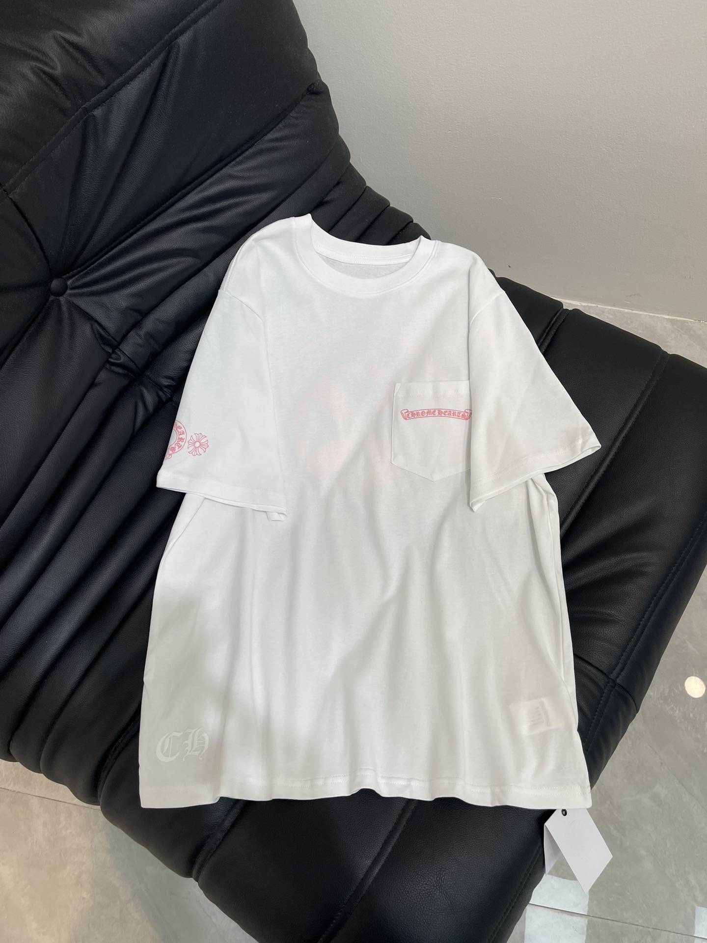 NO:453084,Chrome Heart* Crowe classic pink ring cross printed round neck short-sleeved T-shirt is made of all-cotton fabric, comfortable and breathable on the upper body, loose style, slim and versatile on the upper body, and is simple and elegant on the upper body, whether you are going out or commuting at work, you can match it with any style~ simple but fashionable~ skin-friendly pure cotton, soft touch, fashion essentials, men and women's same style~S-XXL,,chrome hearts,chrome hearts, shorts, jeans, T-shirt, tees, t-shirt, alexander wang19860909Chrome Heart*克罗心经典粉色圆环十字架印花圆领短袖T恤 采用全棉面料,上身舒适透气,宽松版型,上身显瘦百搭,随意搭配牛仔裤短裤,上身简约大气,无论是日常出门还是上班通勤都可以,随意搭配都超有范~简约但不失时尚感~亲肤纯棉 触感柔软 时髦精必备 男女同款～S-XXL,,chrome hearts,chrome hearts,shorts,jeans,T-shirt,tees，t-shirt,alexander wang,Women's clothing