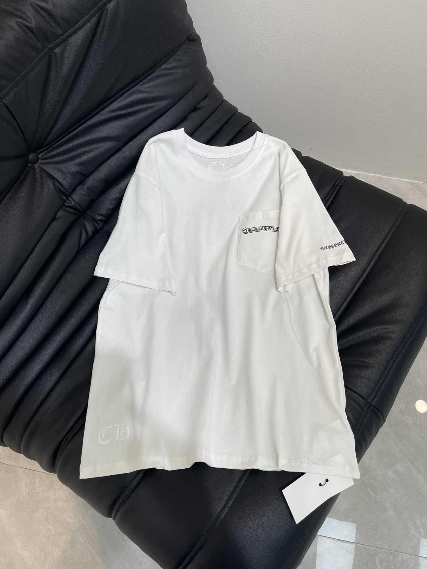 NO:453080,Chrome Heart* Croxin classic Sanskrit printed round neck short-sleeved T-shirt is made of all-cotton fabric, comfortable and breathable on the upper body, loose style, slim and versatile on the upper body, and is simple and elegant on the upper body, whether you are going out or commuting at work, it is super stylish with any combination~ simple but fashionable~ skin-friendly pure cotton, soft touch, fashion essentials, men and women's same style~S-XXL,,chrome hearts, chrome hearts, shorts, jeans, T-shirt, tees, t-shirt, alexander wang19860909Chrome Heart*克罗心经典梵文印花圆领短袖T恤 采用全棉面料,上身舒适透气,宽松版型,上身显瘦百搭,随意搭配牛仔裤短裤,上身简约大气,无论是日常出门还是上班通勤都可以,随意搭配都超有范~简约但不失时尚感~亲肤纯棉 触感柔软 时髦精必备 男女同款～S-XXL,,chrome hearts,chrome hearts,shorts,jeans,T-shirt,tees，t-shirt,alexander wang,Women's clothing