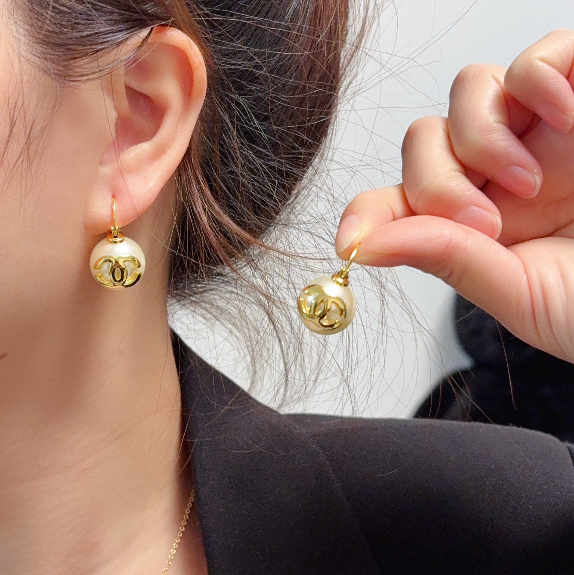 NO:380958,Chanel Chanel double C letter pearl earrings and ear hooks are simple and versatile!  Anti-allergic, popular products, perfect details, VIP, recommended, unique design, people who know how to taste must be worth buying, sparks of surprise, and they are good to match, fine accessories, chanel, chanel19860909香奈儿Chanel双C字母珍珠耳钉耳钩简单百搭！防过敏 爆款推荐美cry完美细节VIP推荐独特的设计,懂得品味的人一定值得入手,擦出惊喜的火花随意搭配都好看,饰品精品,chanel,chanel,Jewelry