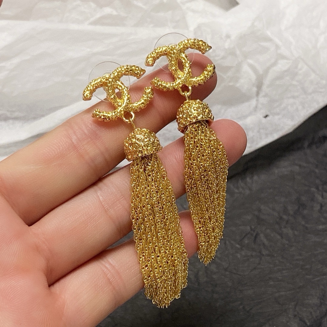 NO:380938,Chanel CHANEL high-end double C long antique gold tassel earrings are the only original item in the industry that is exactly the same as the original one!  Every detail is comparable to the authentic products of the counter. The only one in the industry in the world buys authentic products and makes the jewelry so carefully and perfectly, jewelry fine products, chanel, chanel19860909香奈儿CHANEL高端双C长款古金流苏耳钉业内唯一与原版一摸一样的原单货！每一个细节媲美专柜正品,业内仅此一家全世界专柜自购正品打版,这样才能把首饰打造得这么用心完美,饰品精品,chanel,chanel,Jewelry