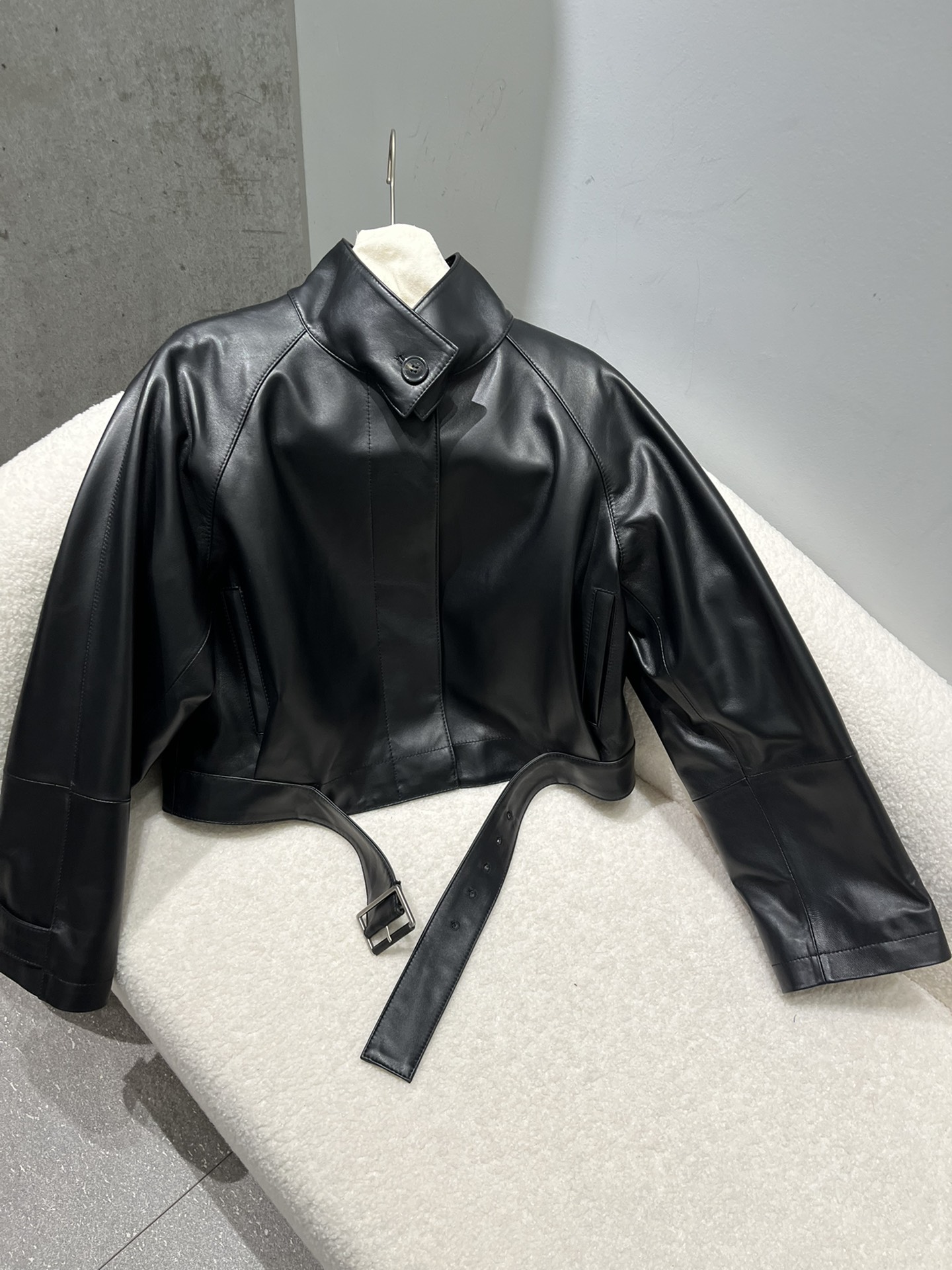 NO:871804,Soft sheepskin, light and not heavy, Loewe-clothing, loewe, sheepskin,19860909柔软绵羊皮,轻盈不厚重,罗意威-服装,loewe,sheepskin,,Women's clothing
