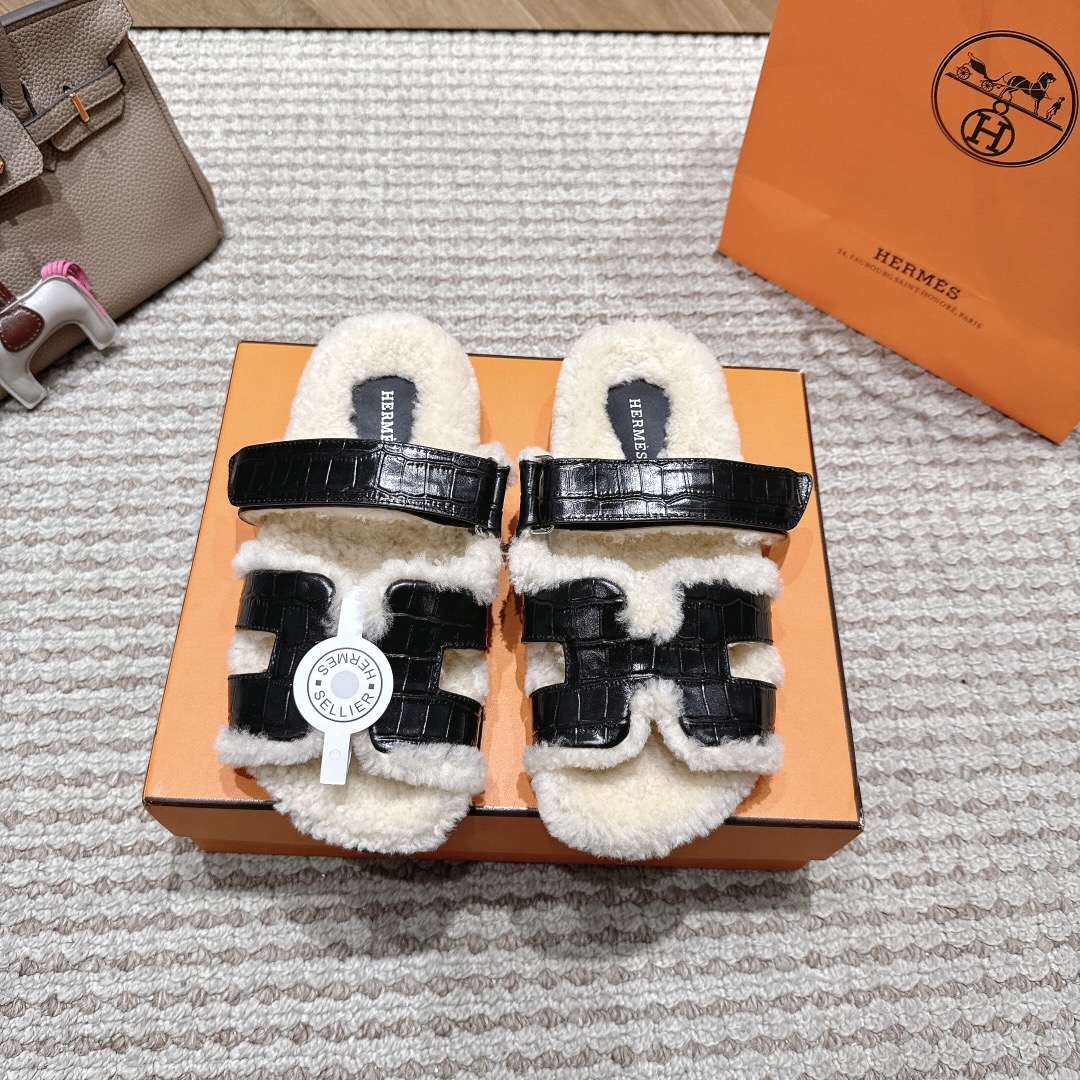 NO:482431,The latest Hermes hot products are launched in the official website of couple outfits and Xiaohongshu at the same time. The workmanship upgraded version is high-quality!  The latest fashion trend Teddy wool H-drag autumn and winter flat-soled wool drag, the top is super versatile warm sole, the heroine's favorite [Fireworks][Fireworks] 1: Fabric full leather wool ~ cowhide, silk wool 2: Lining full leather wool 3 tiptoe material full leather wool 4: Outsole molded sole 35----45, ladies, men's, fur shoes and slippers, hermes, slippers, cowhide, real silk19860909情侣装官网、小红书同步最新配色爱马仕爆款火热上线,做工升级版,高品质！ 时尚潮流最新款泰迪羊毛H拖秋冬款平底毛拖,上脚超百搭暖底,女主们的最爱[烟花][烟花] 1:面料全皮羊毛～牛皮,真丝牛绒 2:里料全真皮羊毛 3踮脚材料全真皮羊毛 4:大底成型底 35----45, 女士男士,毛毛鞋拖鞋,hermes,slippers,cowhide,real silk,Women's Shoes