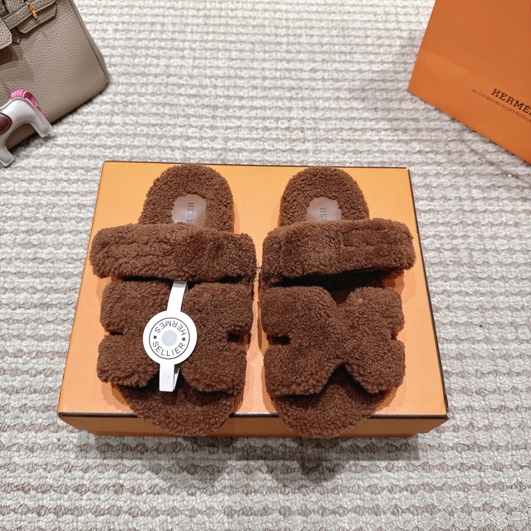 NO:482441,The latest Hermes hot products are launched online at the official website and Xiaohongshu, with upgraded workmanship and high quality!  The latest fashion trend Teddy wool H-drag autumn and winter flat-soled wool drag, the top is super versatile warm sole, the heroine's favorite [Fireworks][Fireworks] 1: Fabric full leather wool ~ cowhide, silk wool 2: Lining full leather wool 3 tiptoe material full leather wool 4: Outsole molded sole 35-----40 women's batch, fur shoes and slippers, hermes, slippers, cowhide, real silk19860909官网、小红书同步最新配色爱马仕爆款火热上线,做工升级版,高品质！ 时尚潮流最新款泰迪羊毛H拖秋冬款平底毛拖,上脚超百搭暖底,女主们的最爱[烟花][烟花] 1:面料全皮羊毛～牛皮,真丝牛绒 2:里料全真皮羊毛 3踮脚材料全真皮羊毛 4:大底成型底 35----40女士批,毛毛鞋拖鞋,hermes,slippers,cowhide,real silk,Women's Shoes